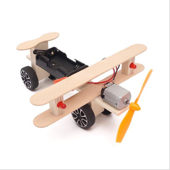 เครื่องบินใบพัดไม้ปีกสองชั้นพร้อมไฟส่องทาง