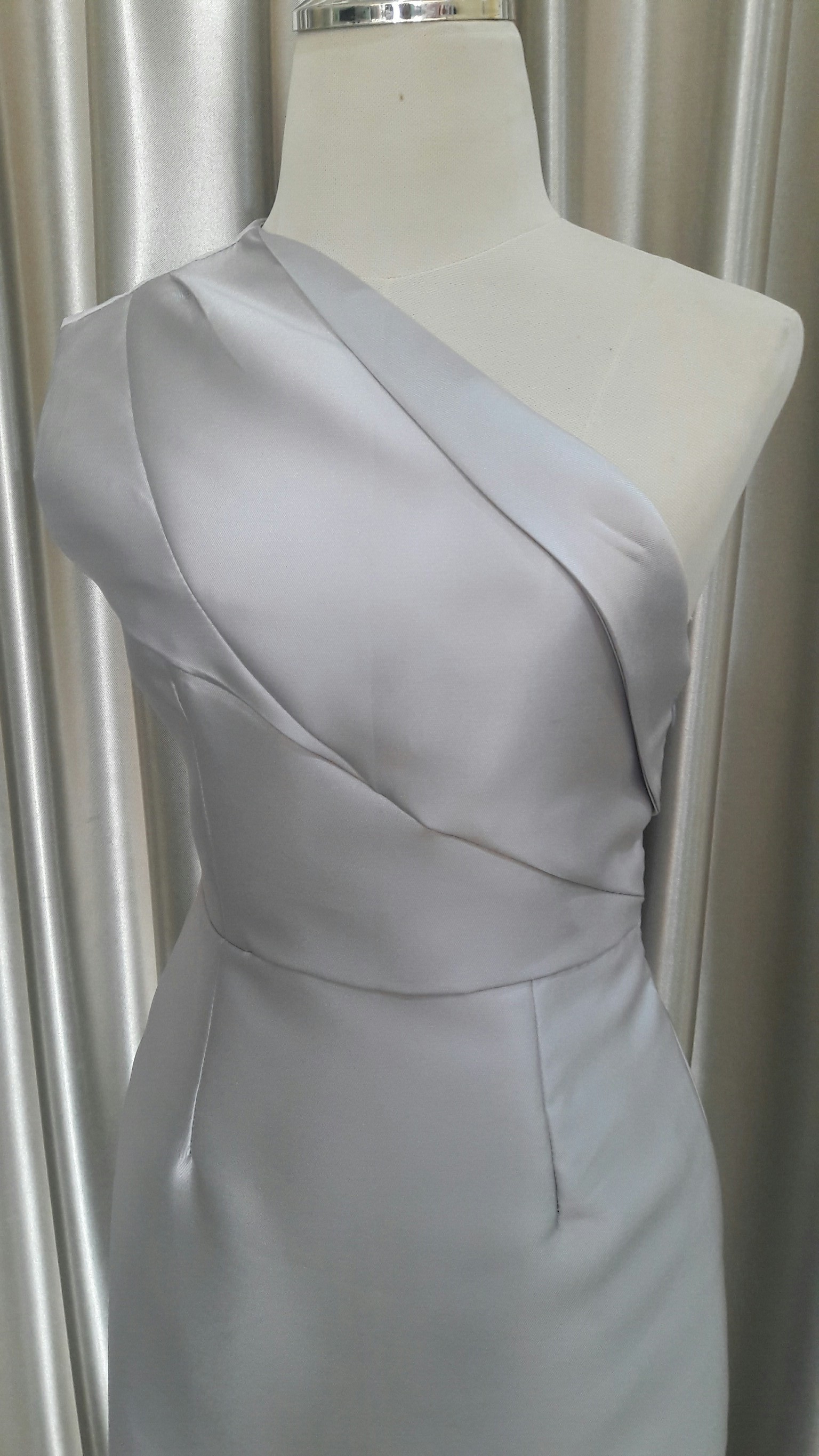 (PRE-LOVED) ราตรีสั้นสีเทาบ่าเดี่ยวชายหางปลา (S)