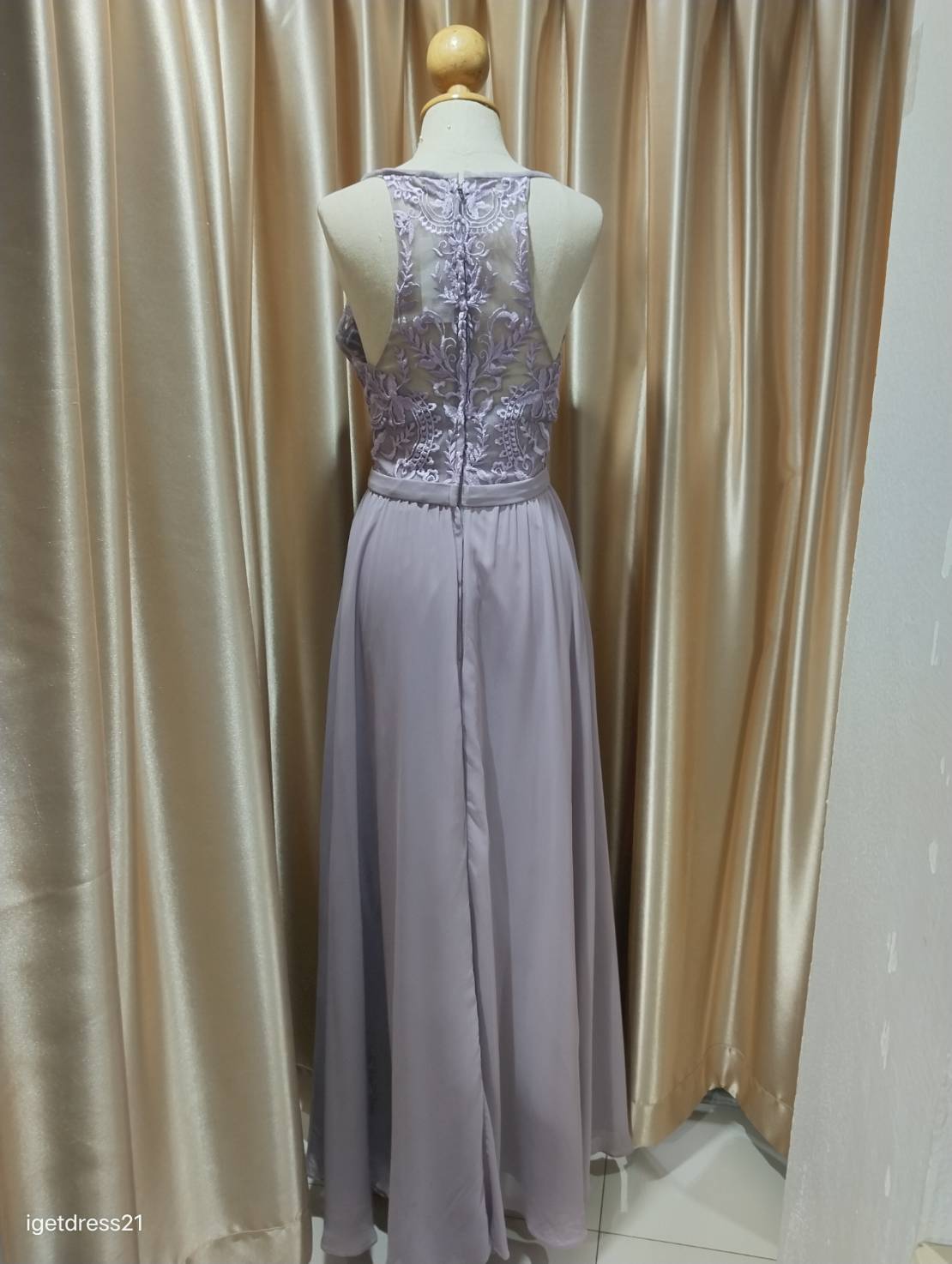 (PRE-LOVED) ชุดราตรียาวชีฟองสีม่วงสายเดี่ยวหน้าลูกไม้ M