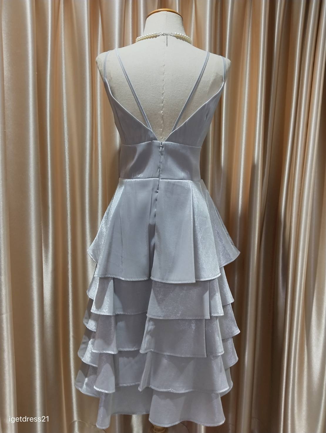 (PRE-LOVED) ชุดราตรีสั้นสีเทาสายคู่กระโปรงชั้น(L)