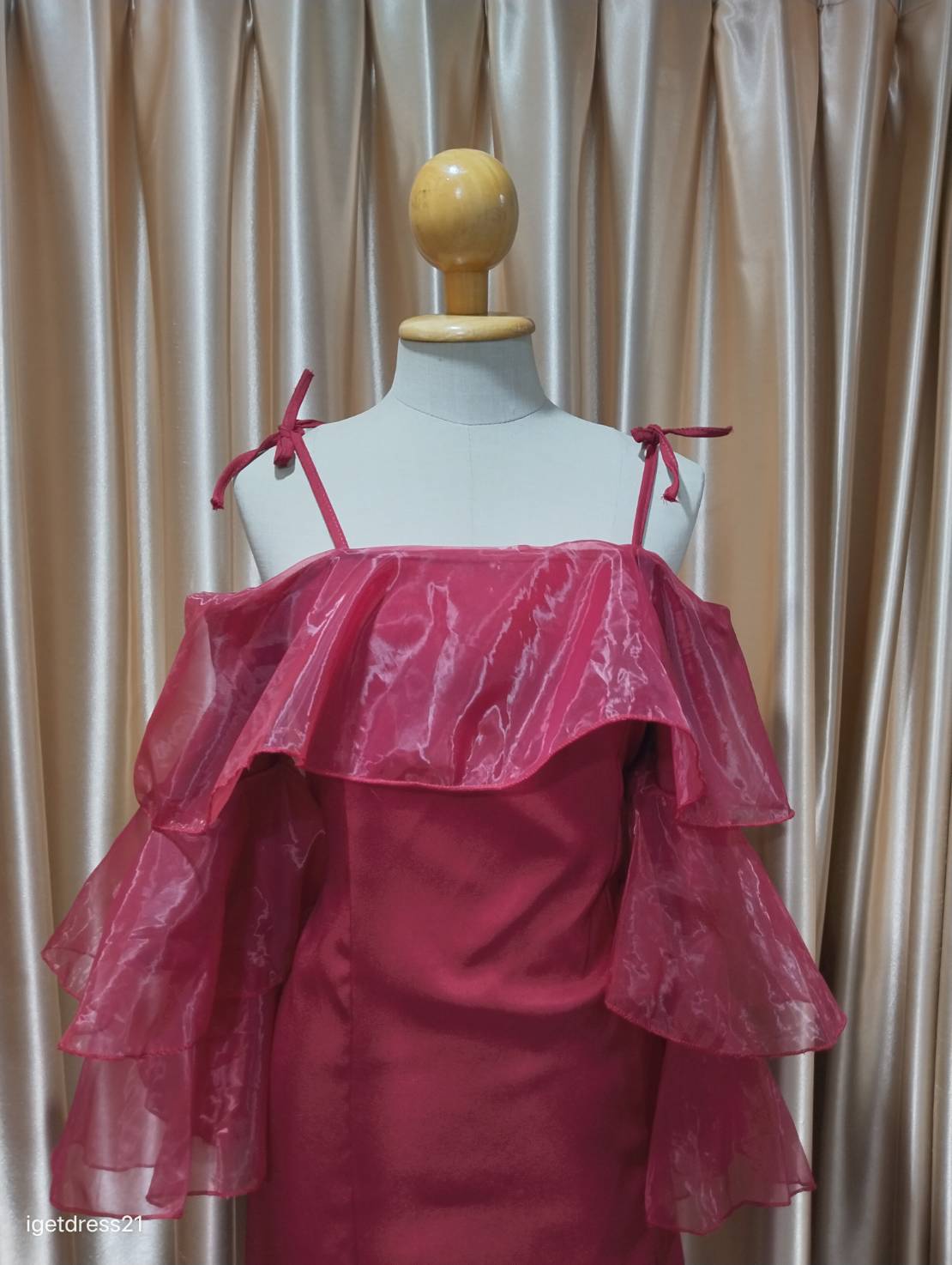 (PRE-LOVED) ชุดราตรีสั้นสายเดี่ยวแขนระบายยาว สีแดงสด M