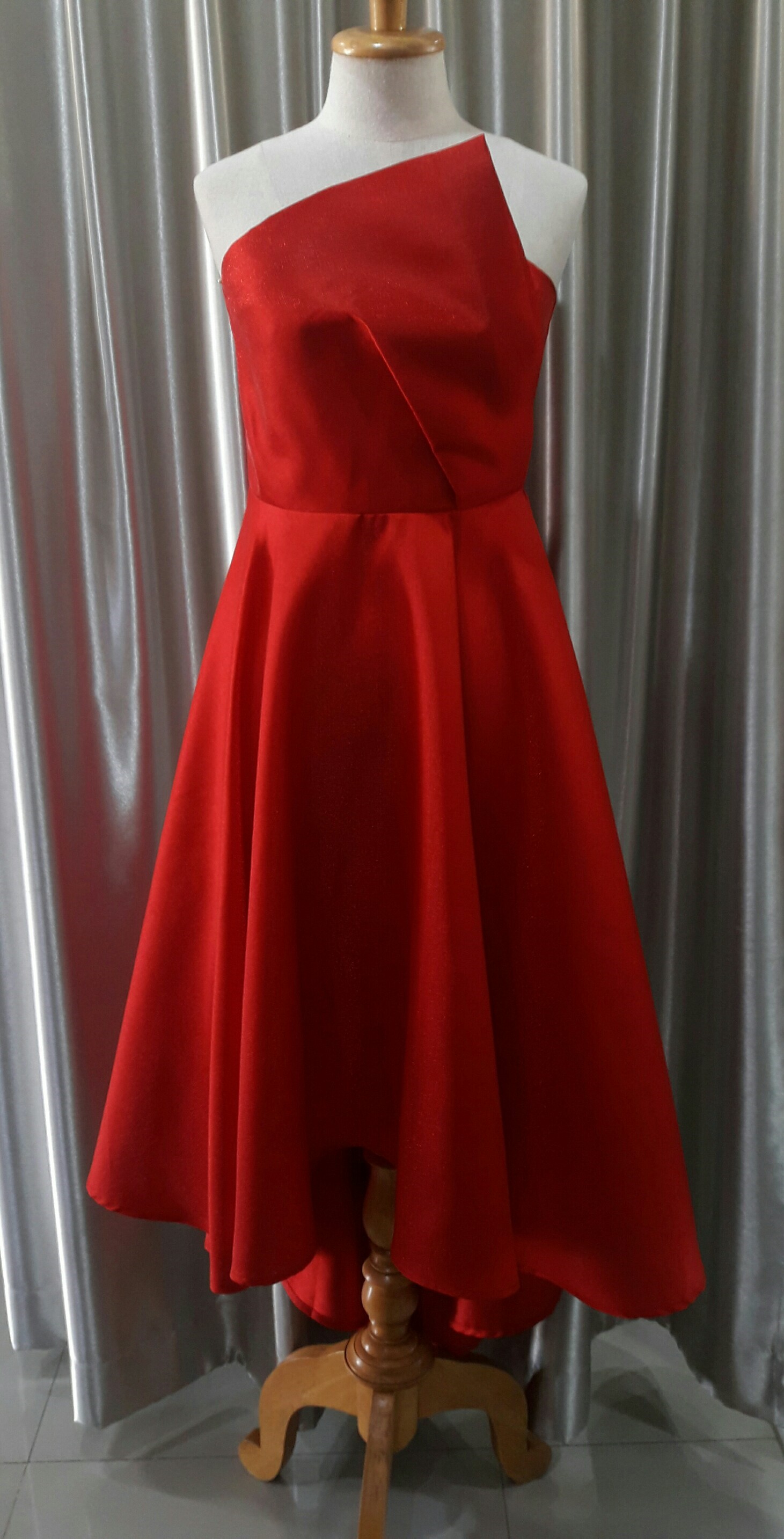 ชุดราตรีสั้นสีเเดงเกาะอกกระโปรงชายยาว Size : S