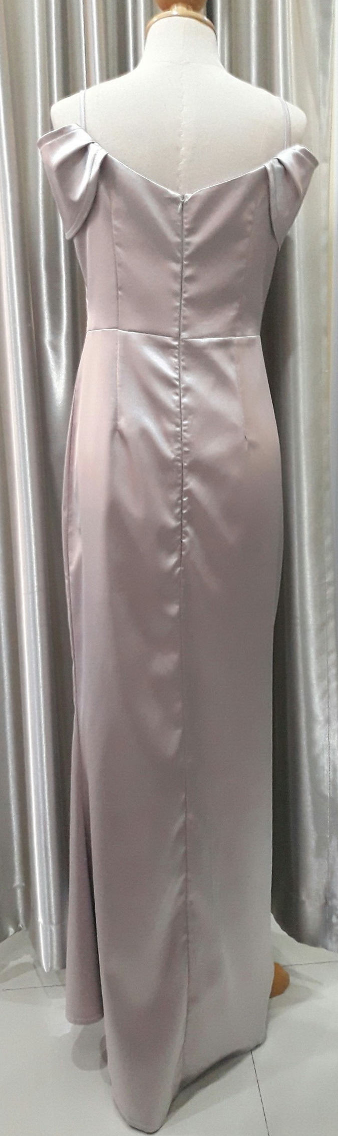 (PRE-LOVED) ชุดราตรียาวสีเทาMaxiปิดแขน Size : S มือ2