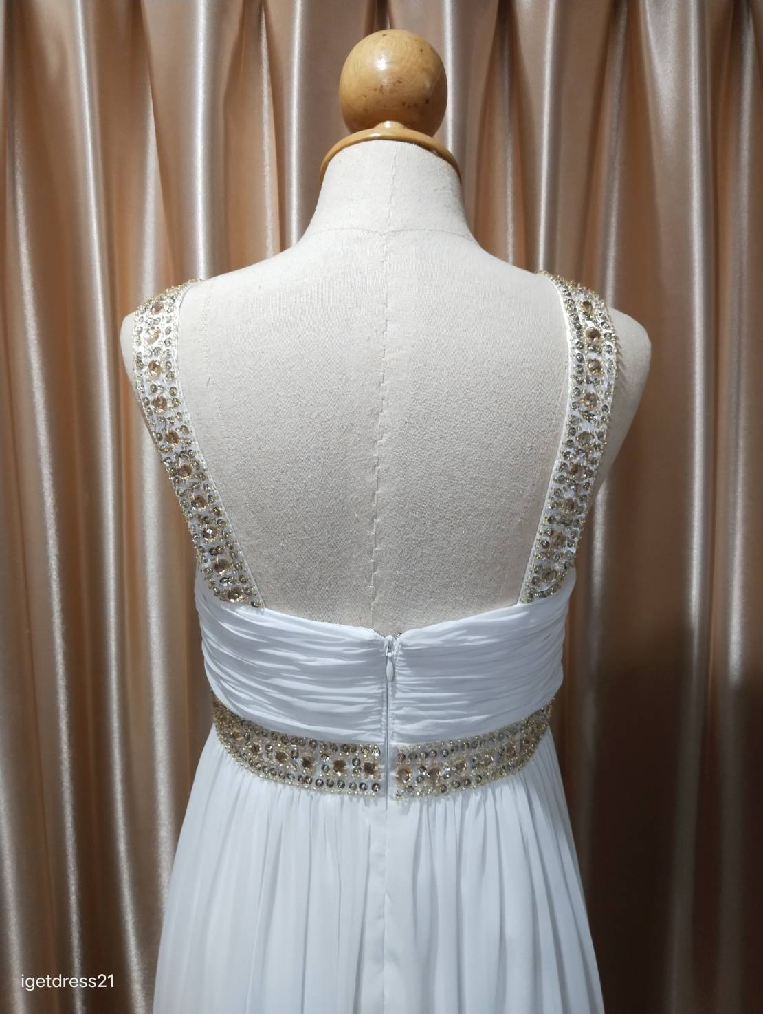 (PRE-LOVED) ชุดราตรียาวสีขาวแต่งพลอย
