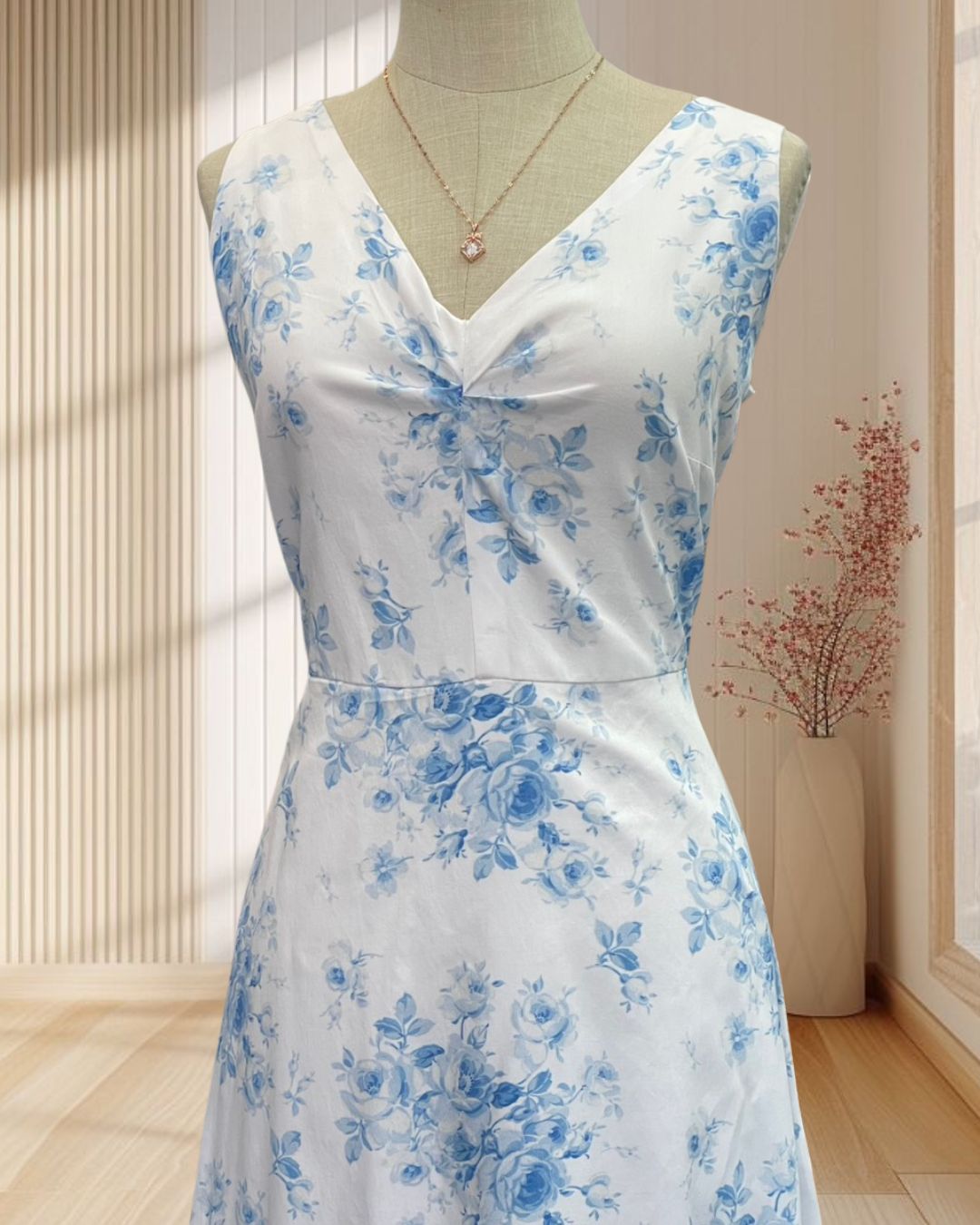 (PRE-LOVED) ราตรียาวสีขาว พิมพ์ลายดอกุหลาบสีฟ้า แขนกุด แหวกอก ไซส์ L