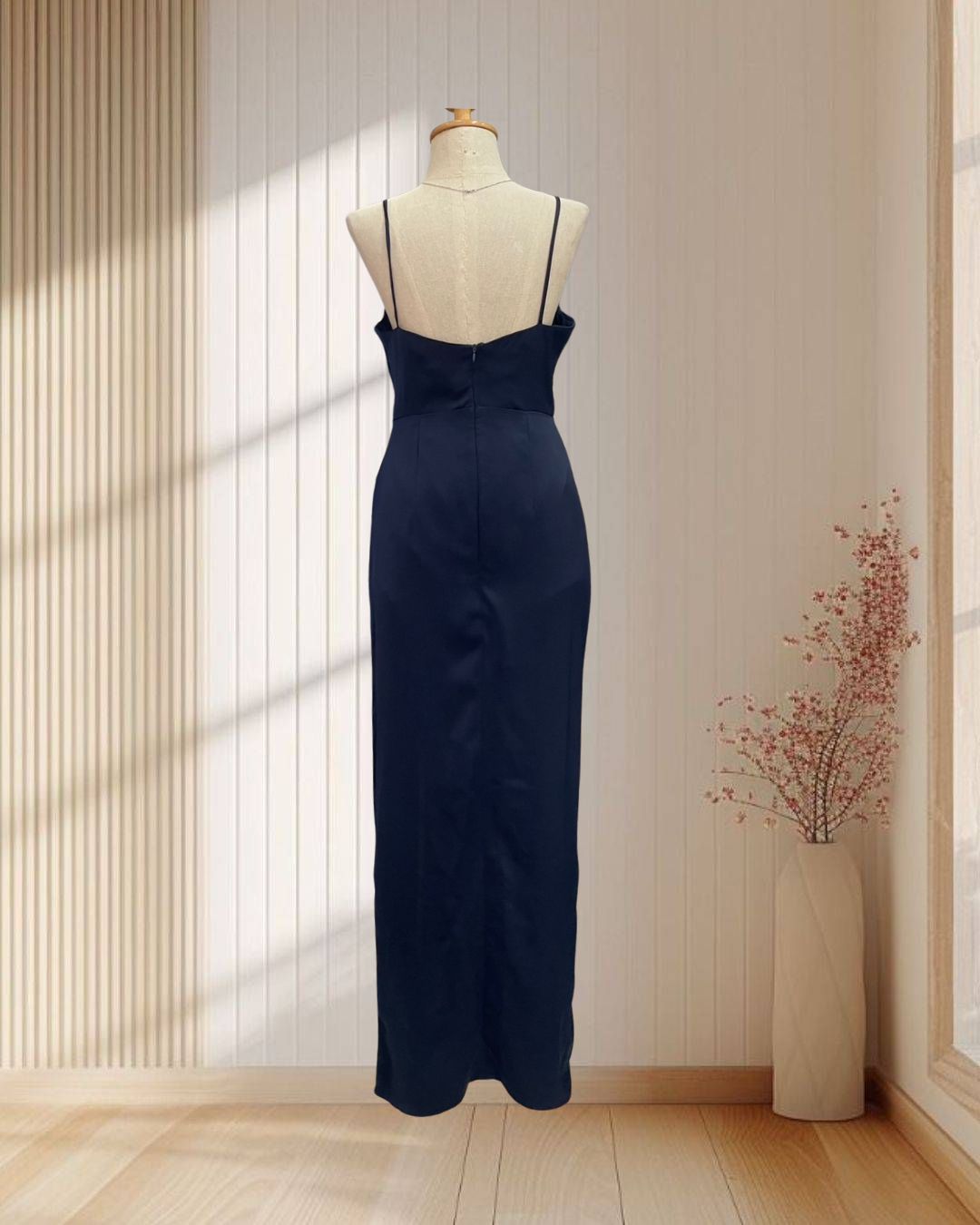 (PRE-LOVED) ราตรียาวสีกรม สายเดี่ยว คอวีผ้าซาติน ไซส์ M