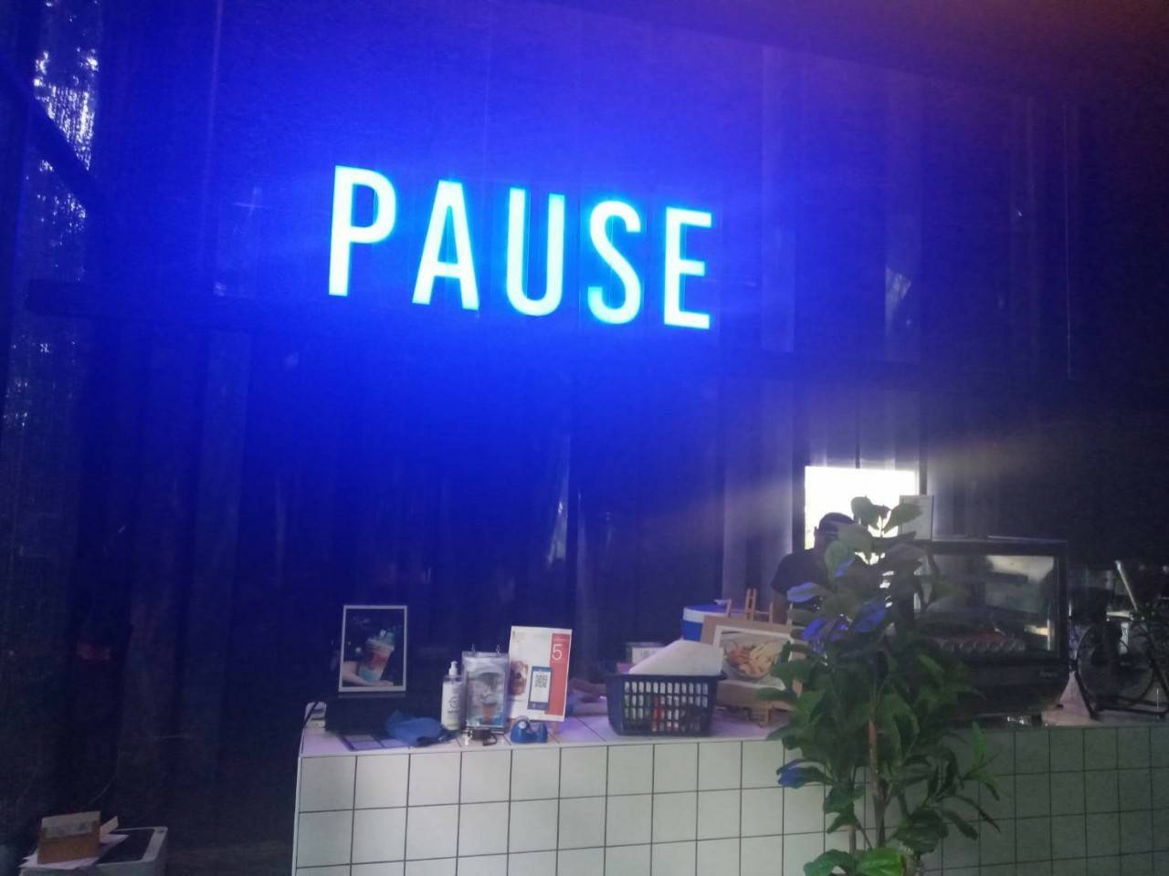 งานป้ายกล่องไฟตัวอักษร PAUSE