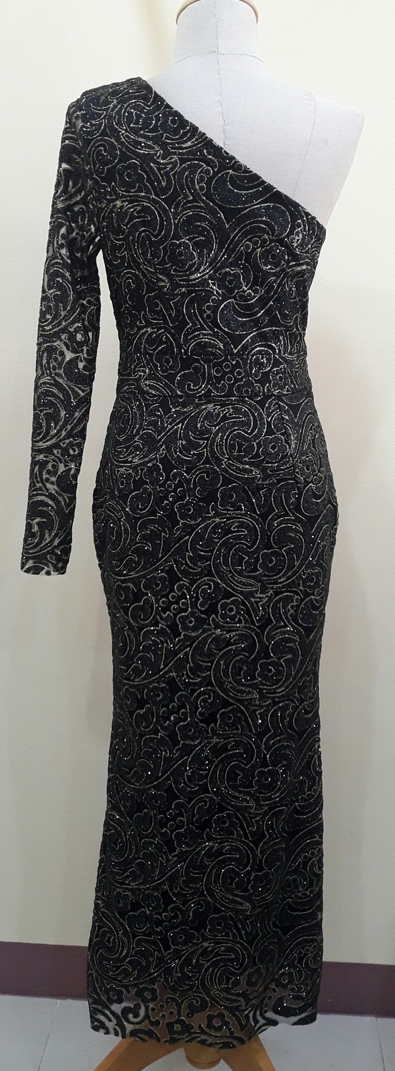 (PRE-LOVED) ชุดราตรียาวสีดำผ้าเลื่อมแขนข้างเดียว L