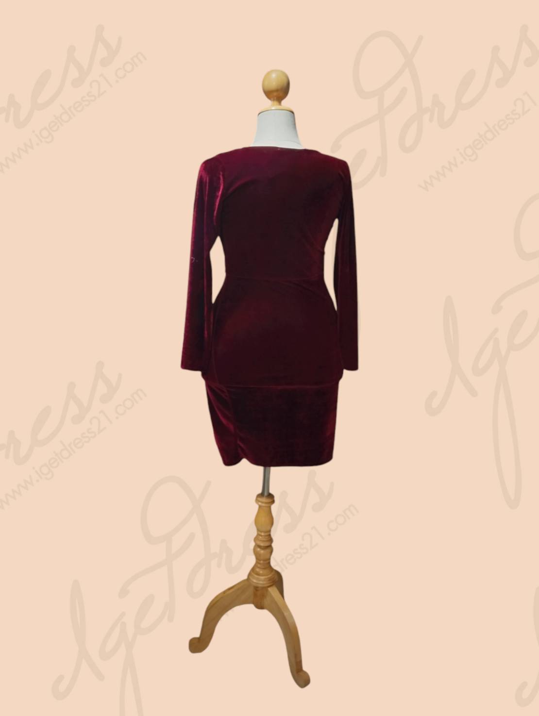 (PRE-LOVED) ราตรีสั้นสีแดงกำมะหยี่แขนยาวคอวี 2XL