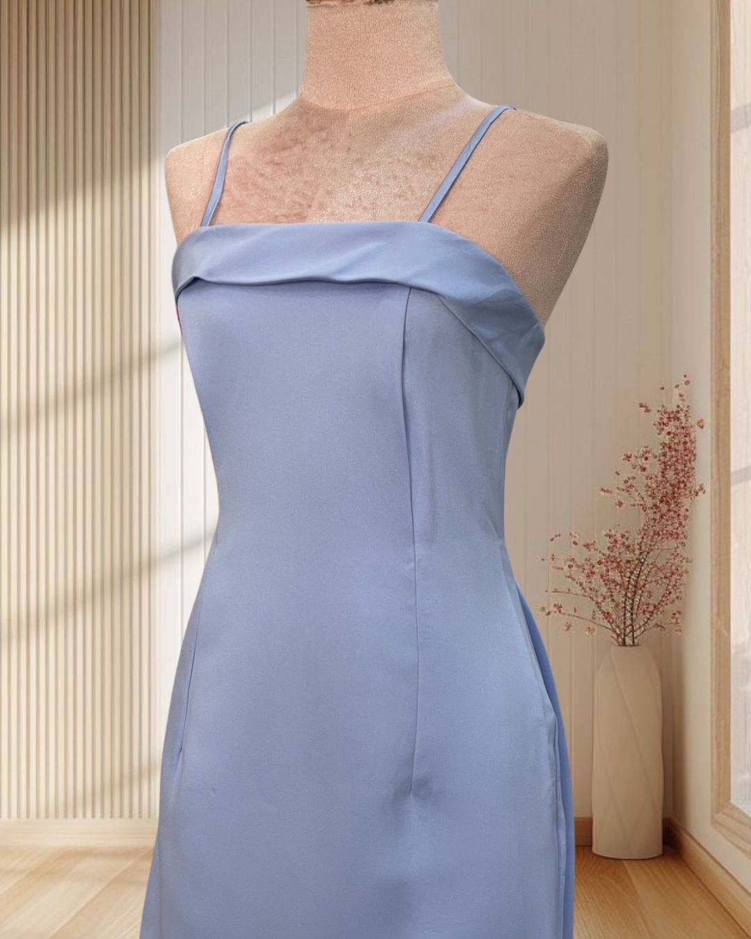 (PRE-LOVED) ราตรียาวสีฟ้า สายเดียวเข้ารูป ด้านหลังแต่งกระโปรงพองๆ ไซส์ S