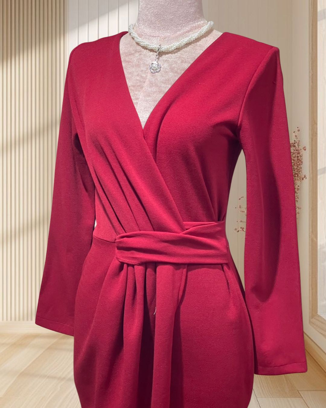 (PRE-LOVED) ราตรีสั้นสีแดง แขนยาว ผูกขยุ้มเอว ผ้ายืด ไซส์ S