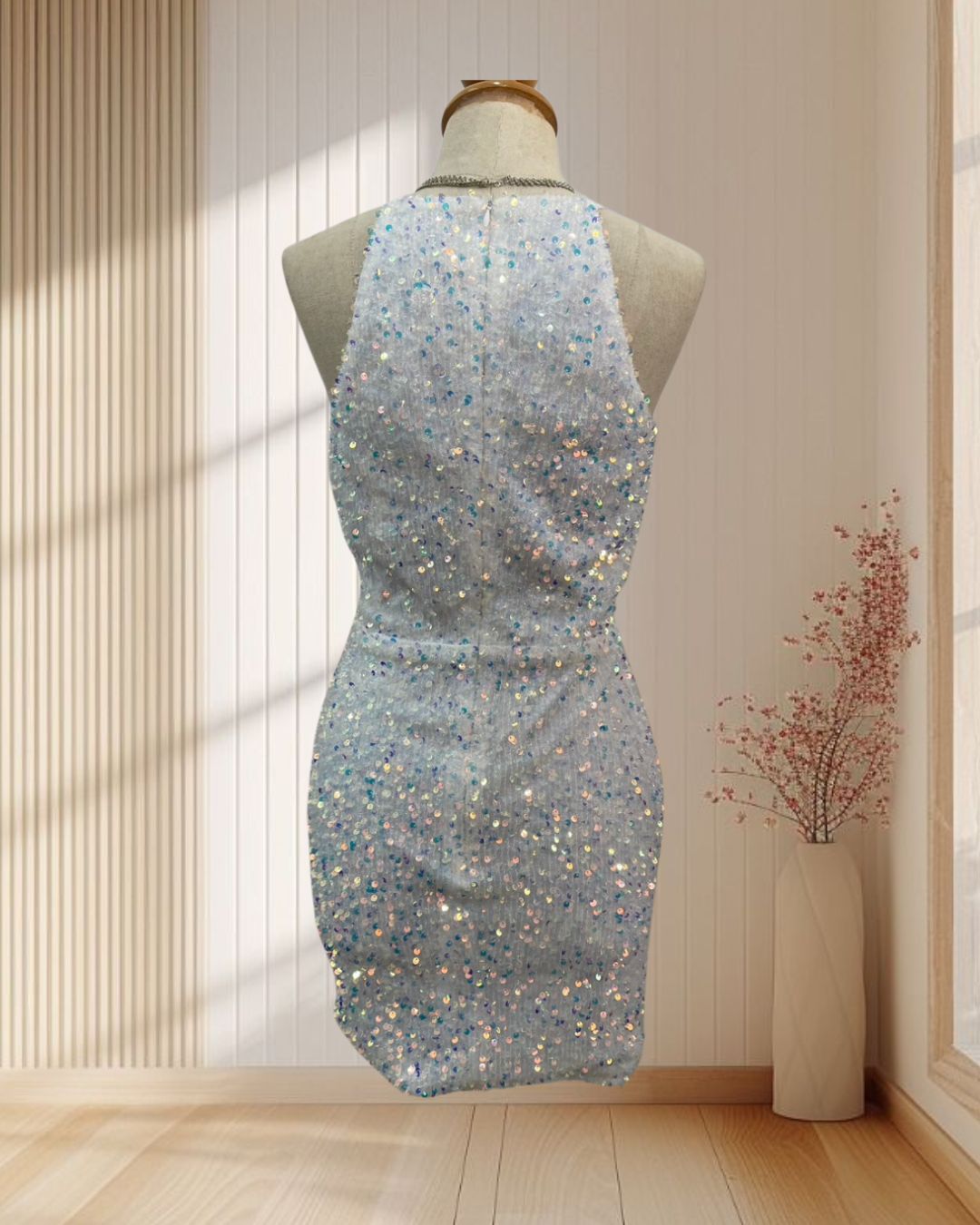 (PRE-LOVED) ราตรีสั้นสีขาว ปักเลื่อมสีโฮโลแกรม ฟูฟ่อง ฟรุ้งฟริ้ง เซ็กซี่ ขี้เล่น ไซส์ S