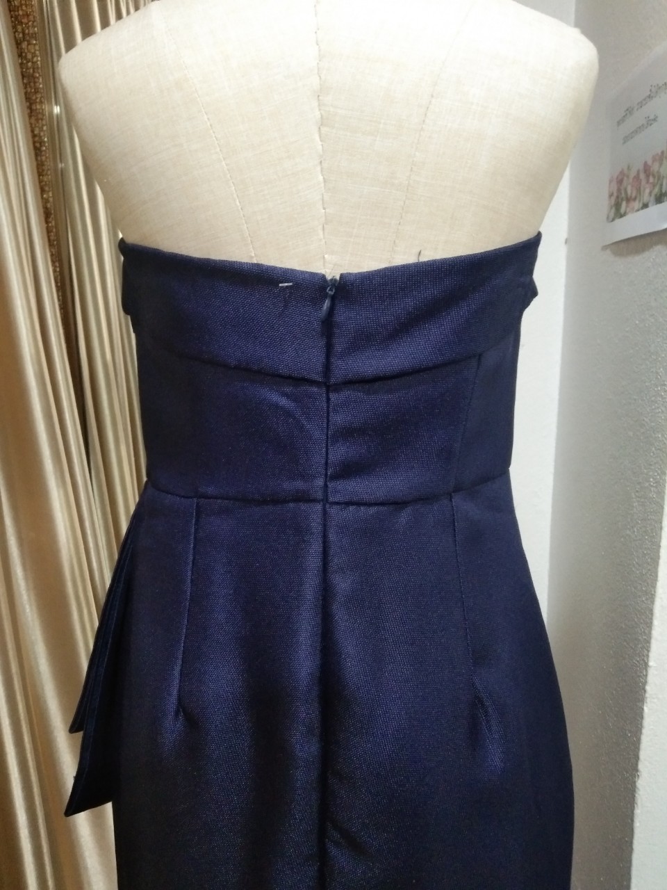 (PRE-LOVED) ราตรีสั้น เกาะอกสีกรม (M)