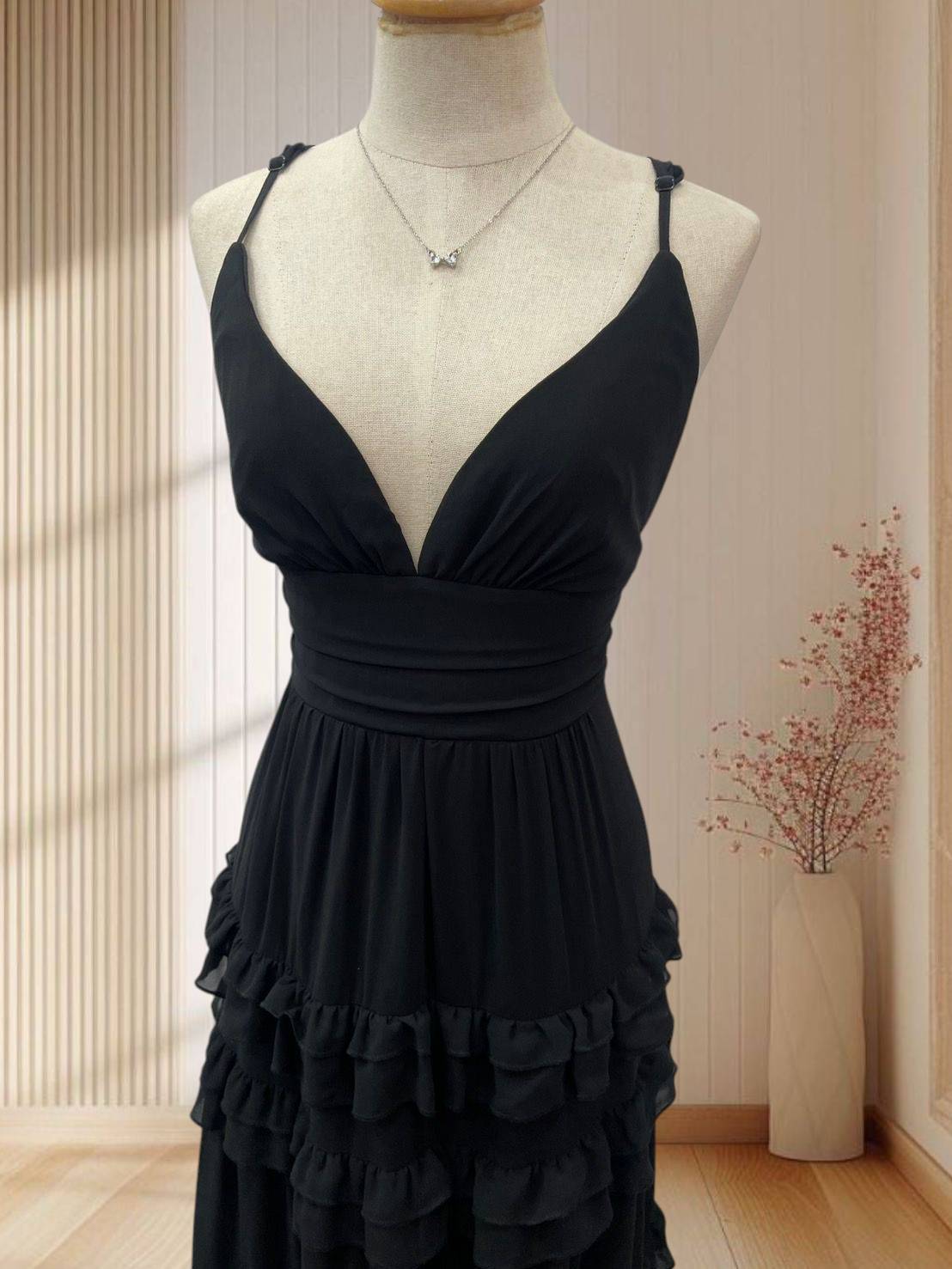 (PRE-LOVED) ราตรียาวสายเดี่ยวสีดำ แต่งกระโปรงระบายชั้นๆ คิกขุอาโนเนะ แต่ก็ติดเซ็กซี่ ไซส์ M