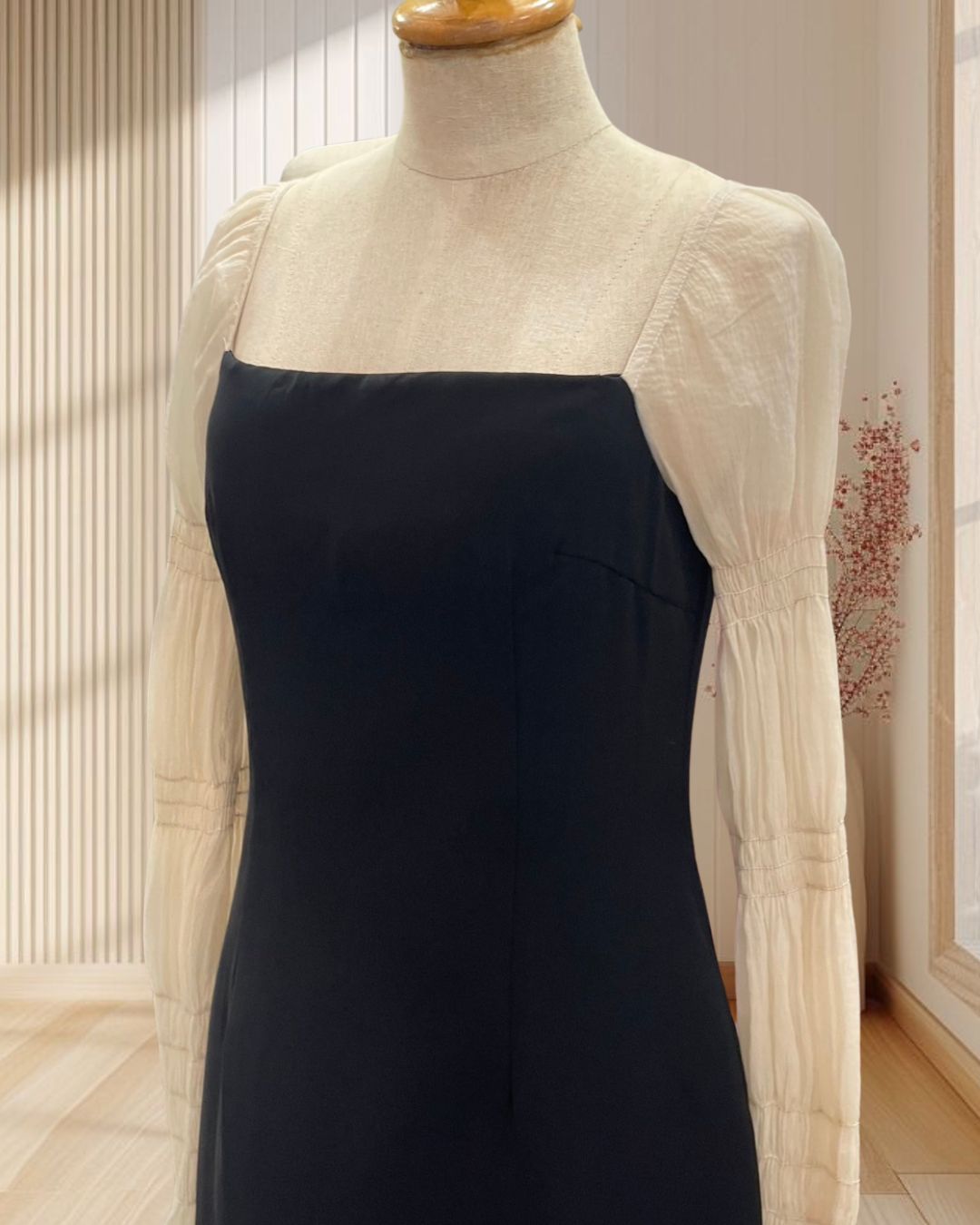 เดรสสั้นสีดำ แขนยาวผ้าชีฟองสีครีม ไซส์ S