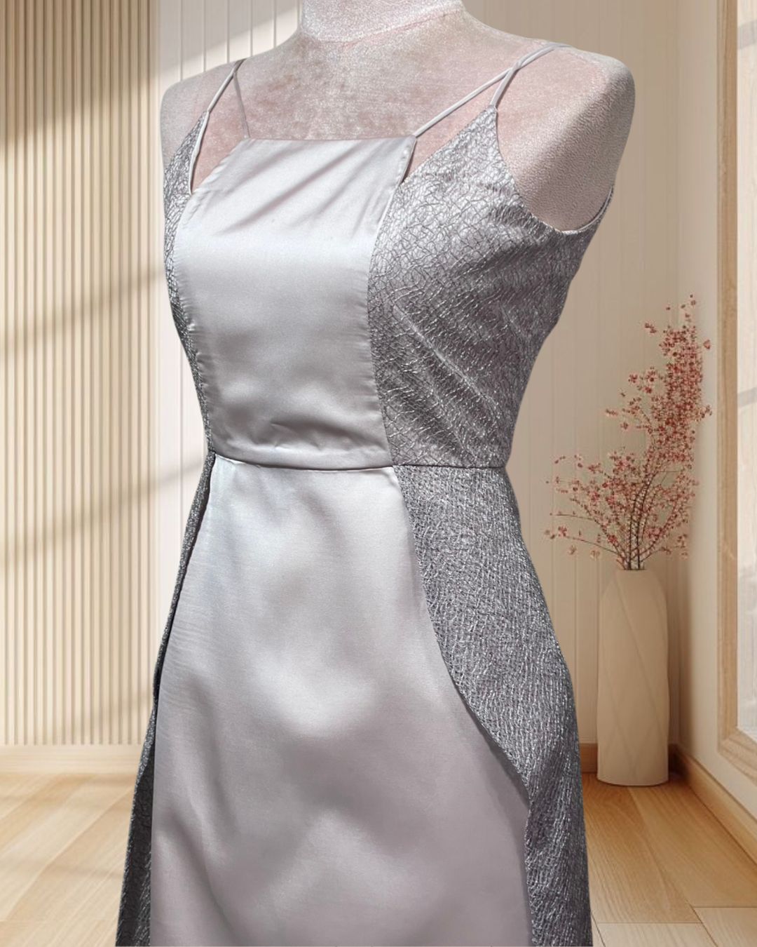 (PRE-LOVED) ราตรีสั้นสีครีม สายเดี่ยว เว้าหลัง แต่งผ้าคลุมสี่เทา ไซส์ S