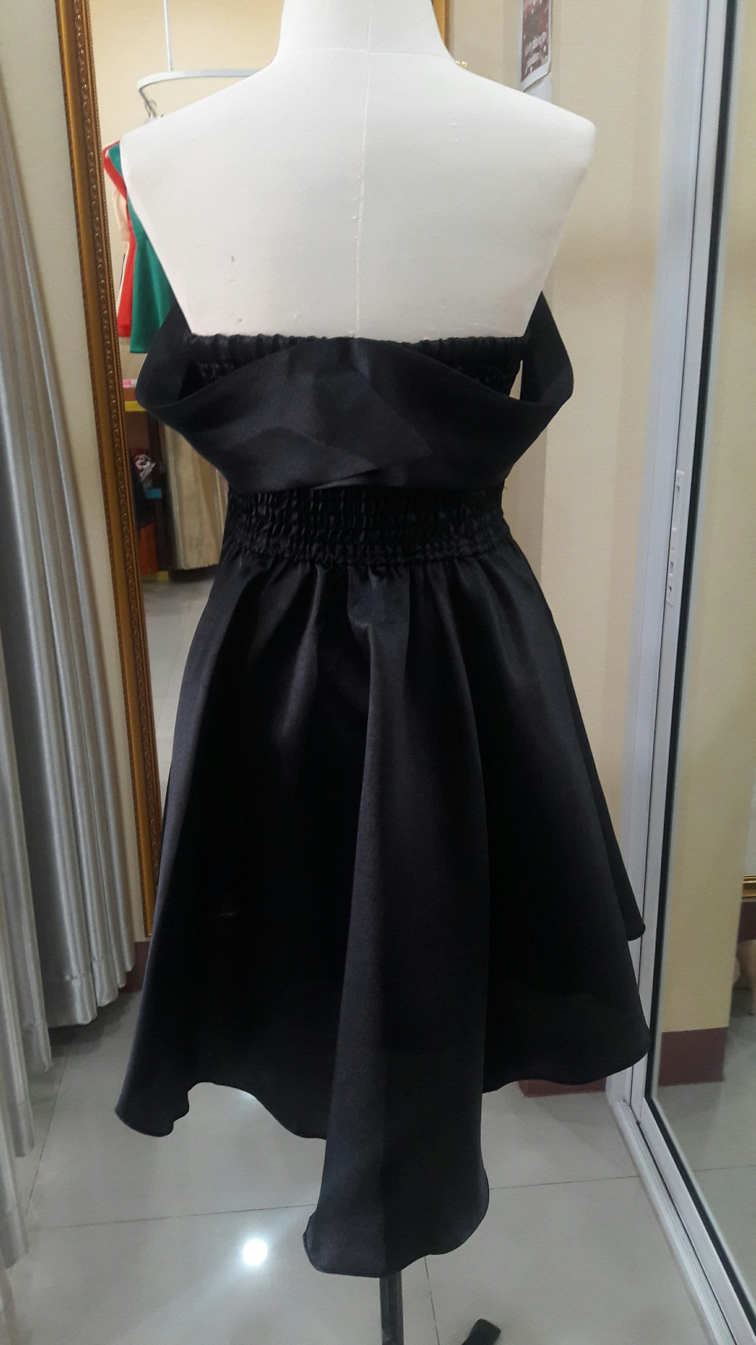 (PRE-LOVED) ราตรีสั้นปาดไหล่กระโปรงบานสีดำ(ฟรีไซส์)