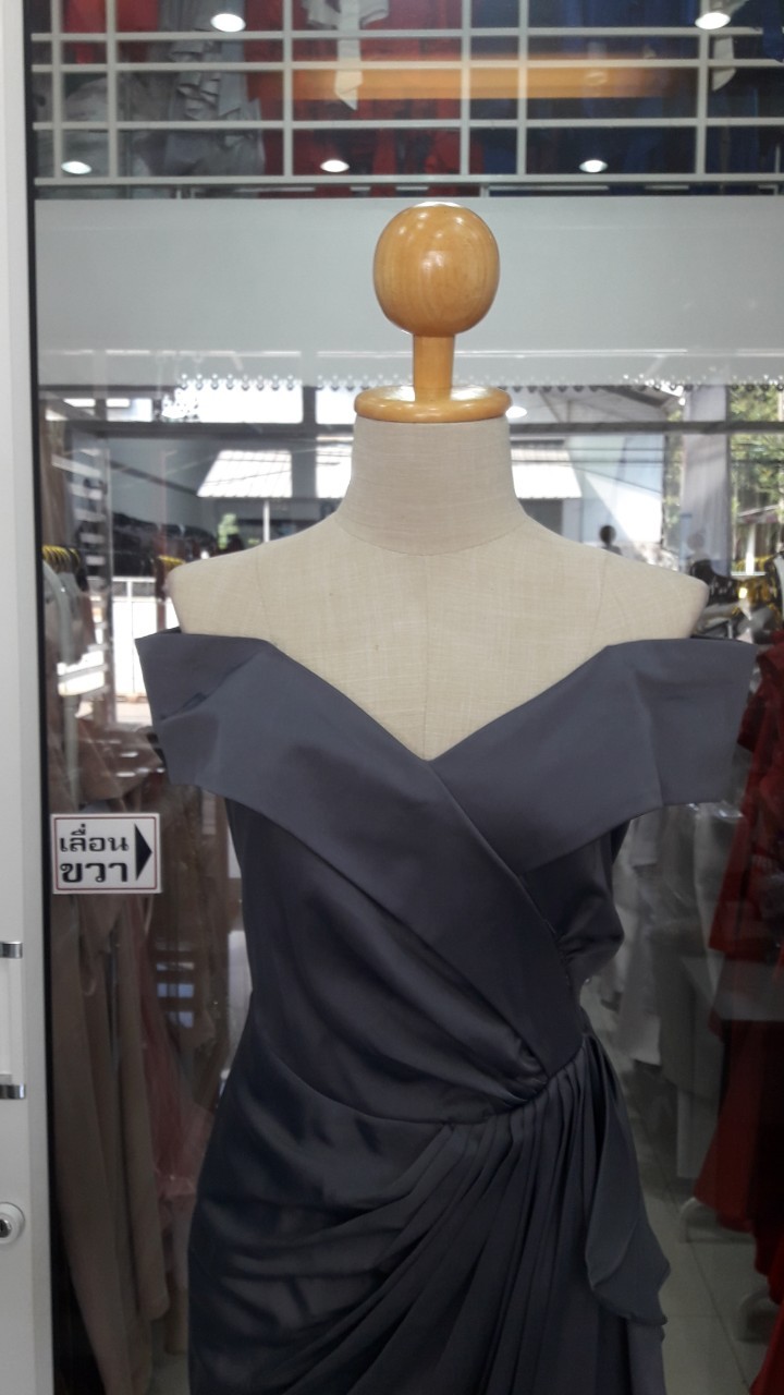 (PRE-LOVED) ยาวเทาเข้มปาดไหล่จีบเอว(M) มือ2