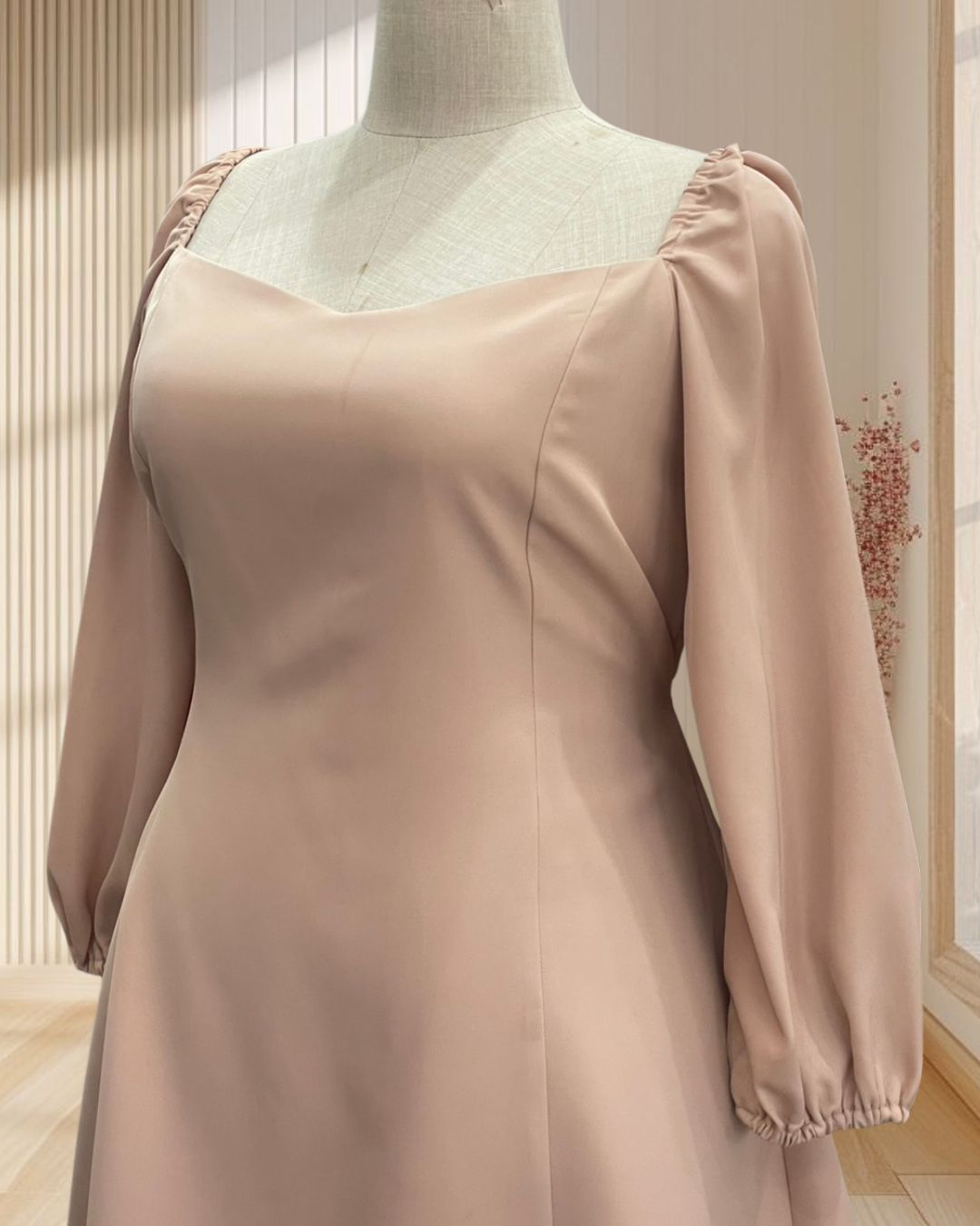 (PRE-LOVED) ราตรีสั้นสีชมพูแขนยาว ผ้าเครปเกาหลีปลายแขนยางยืด ซิปหลัง (เพิ่มสายผูกเอว) 6XL