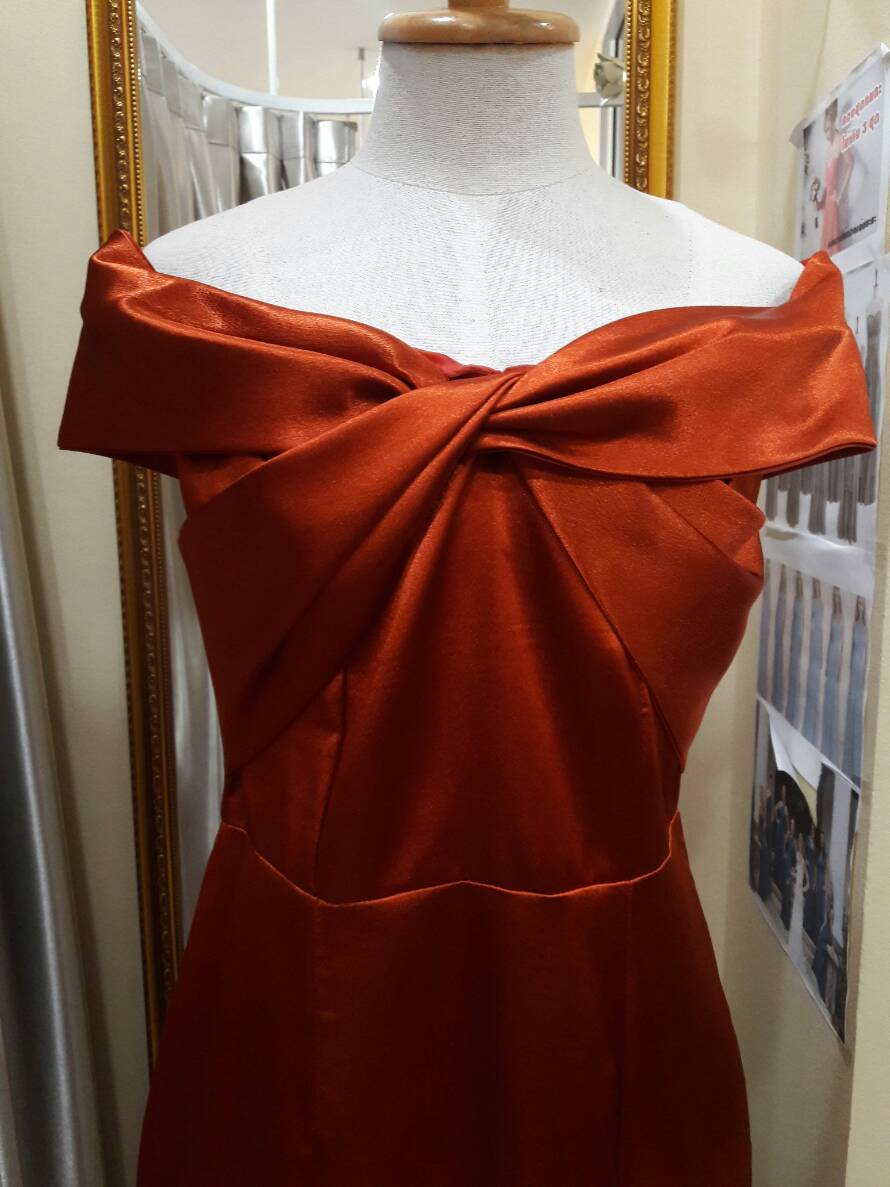 (PRE-LOVED) ราตรียาวปาดไหล่สีส้ม(M)