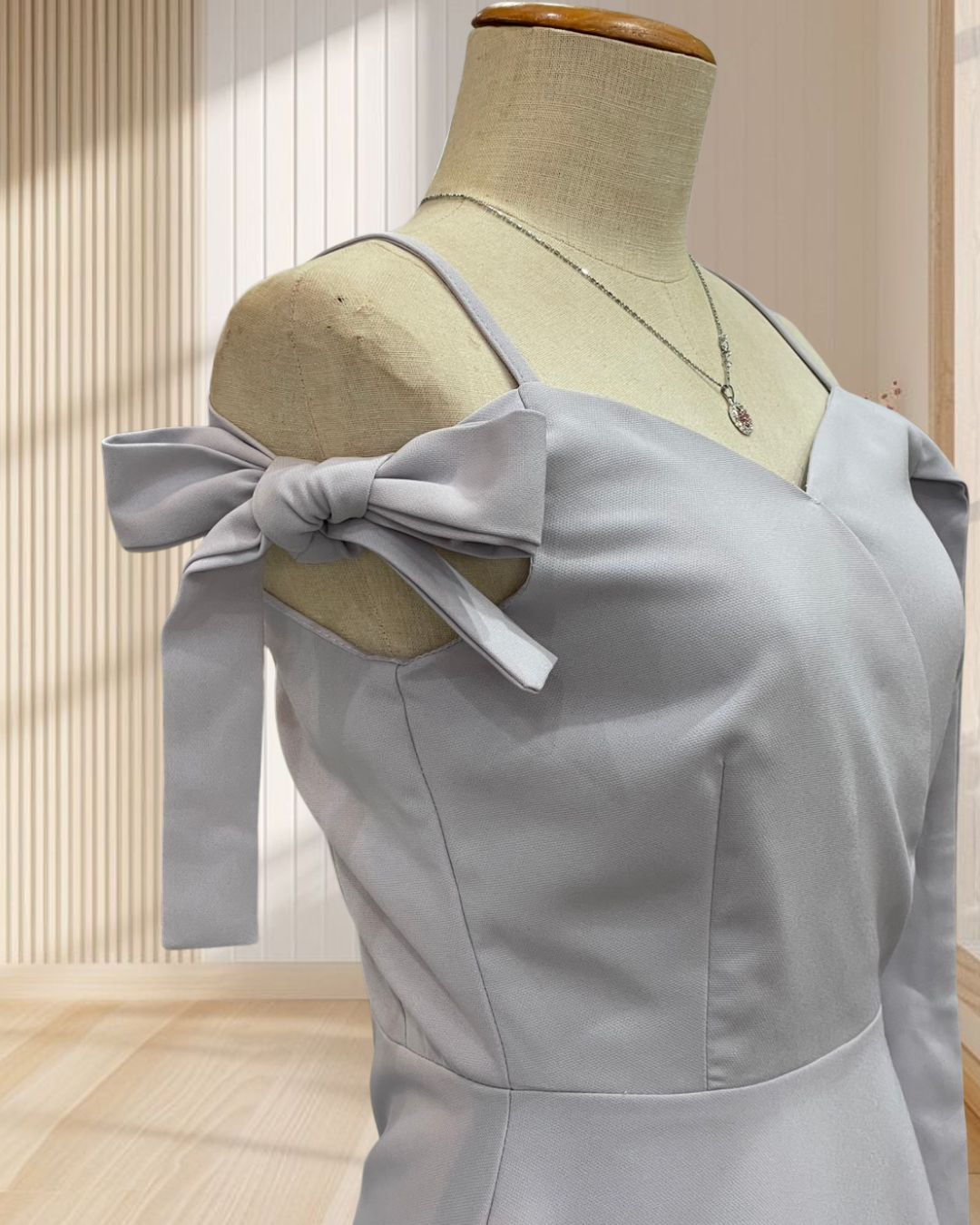 (PRE-LOVED) ราตรีสั้นสีเทา สายเดี่ยว ผูกโบว์แขน กระโปรงบาน ไซส์ XS