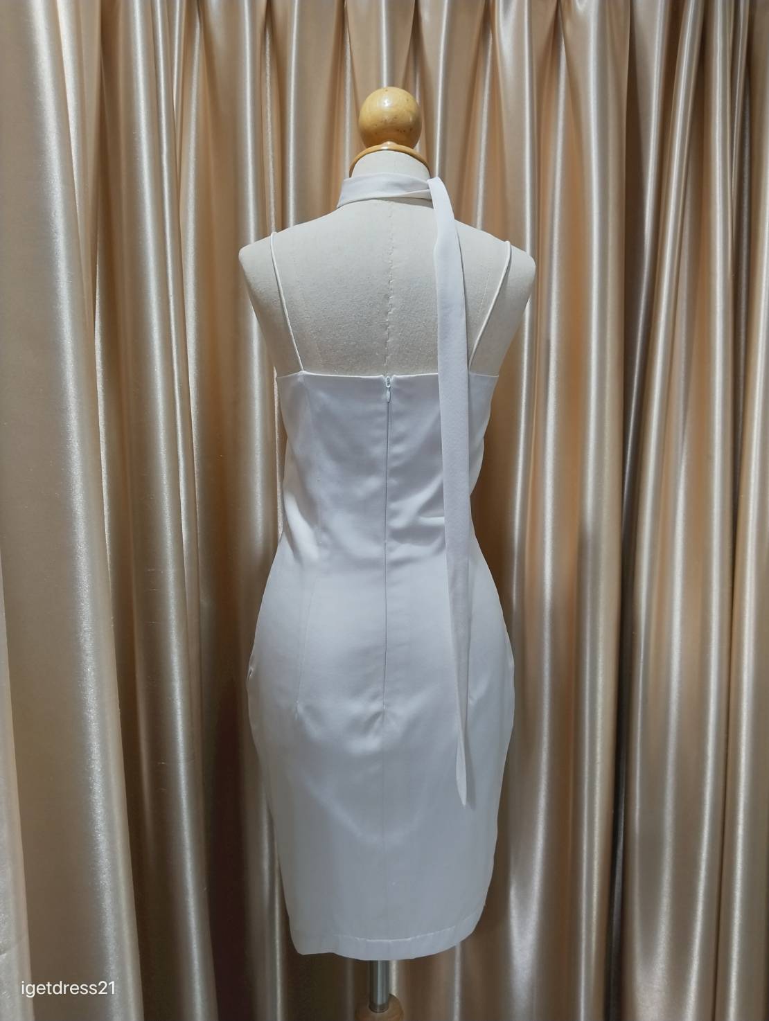 (PRE-LOVED) ชุดราตรีสั้นสายเดี่ยวสีขาว S