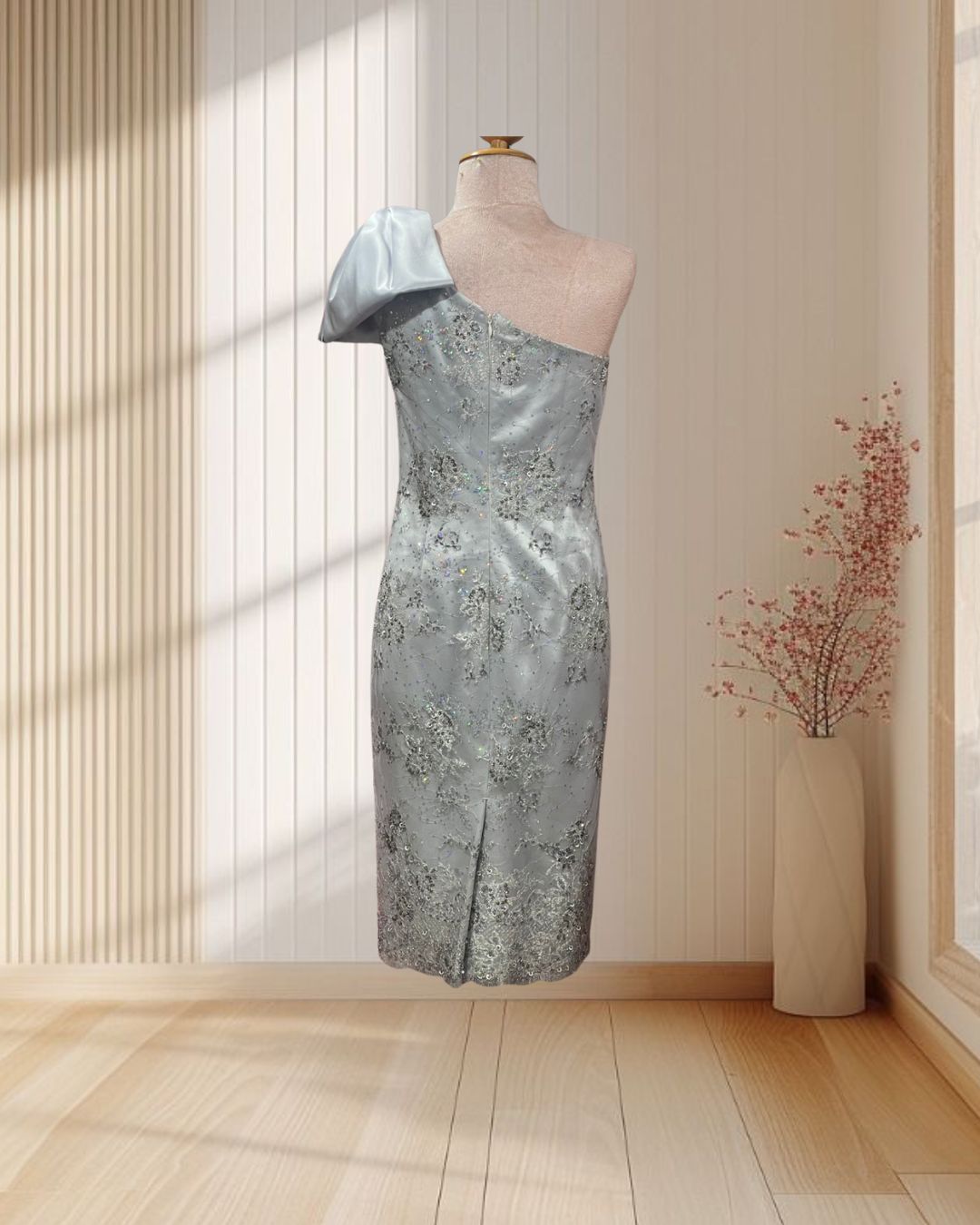 (PRE-LOVED) ราตรีสั้นสีเทา บ่าเฉียงแต่งโบว์ ปักเลื่อม กลิตเตอร์ ไซส์ M