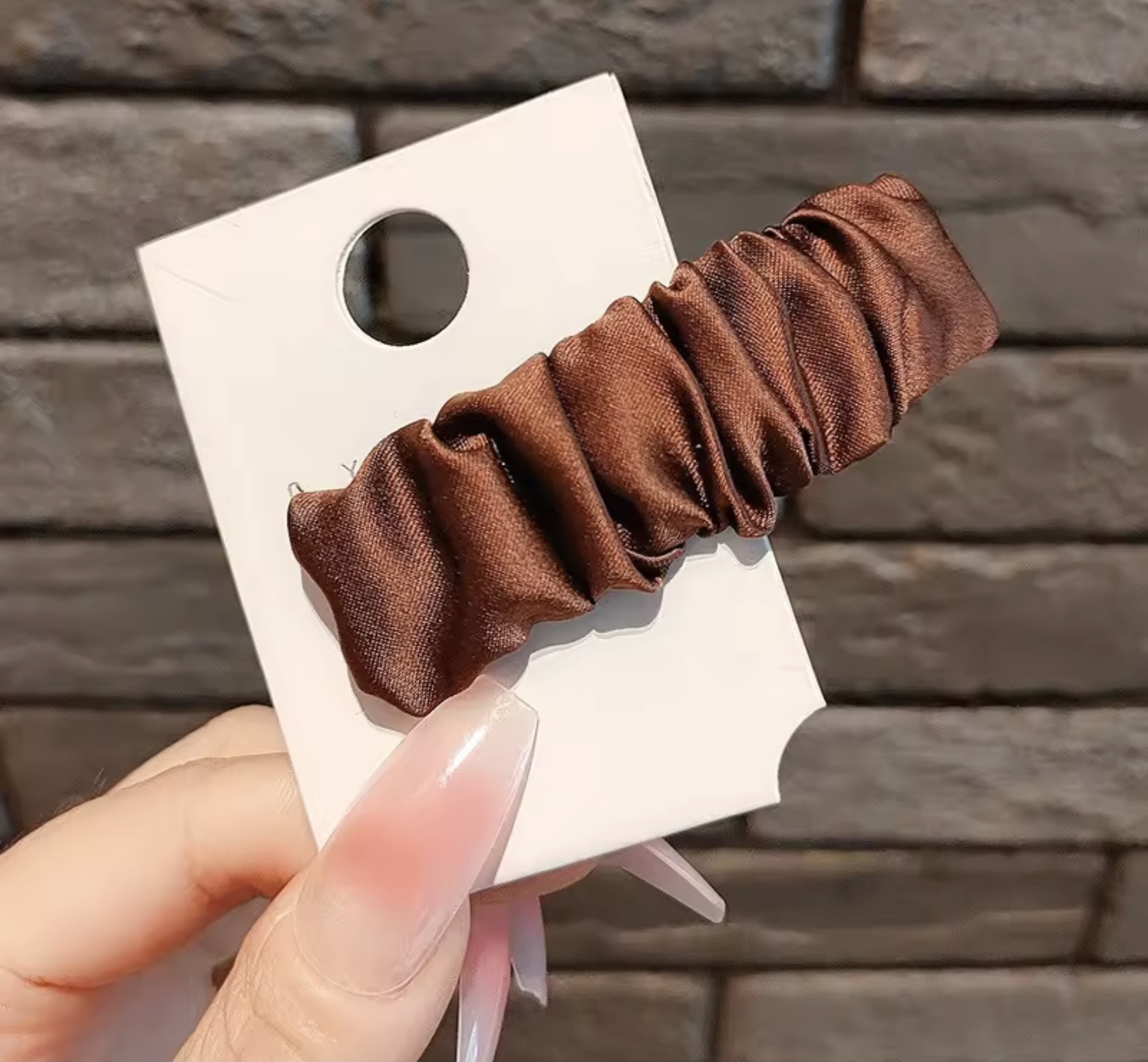 กิ๊ฟติดผมผ้าซาตินลอนหยัก 4ชิ้นสี่สี ราคา 22