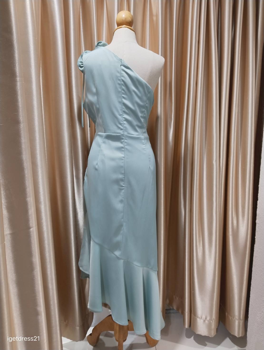 (PRE-LOVED) ชุดราตรียาวสีเขียวฟ้าบ่าเฉียง L