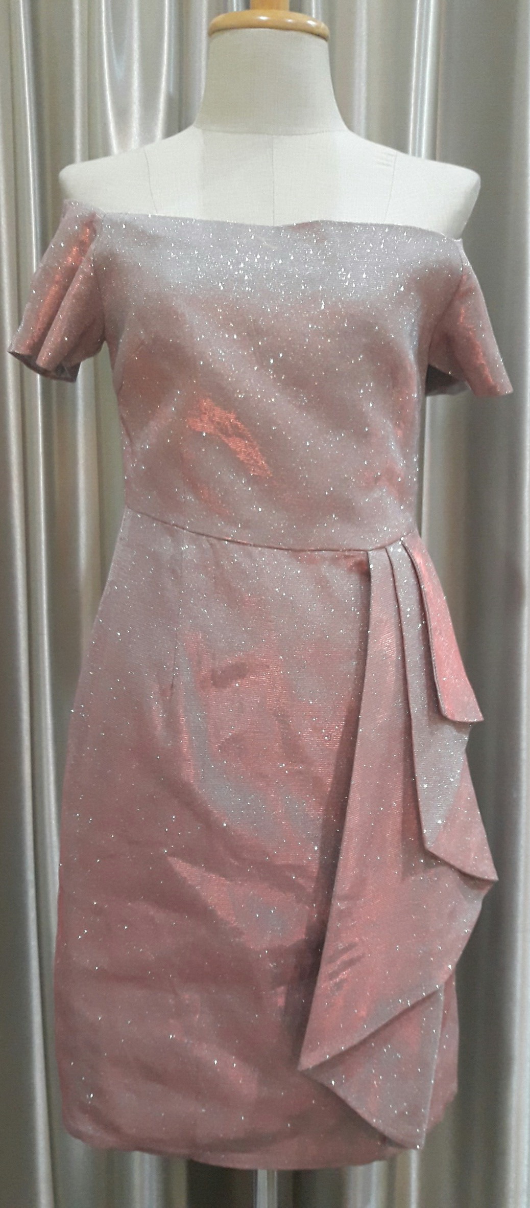 ชุดราตรีสั้นสีชมพูเปิดไหล่ Size : L