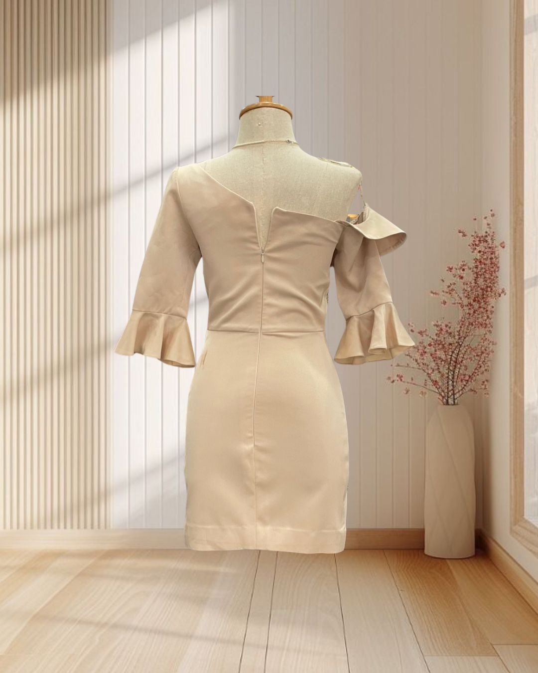 ( PRE-LOVED ) ราตรีสั้นสีครีม บ่าเฉียงแขน 3 ส่วน ไซส์ S