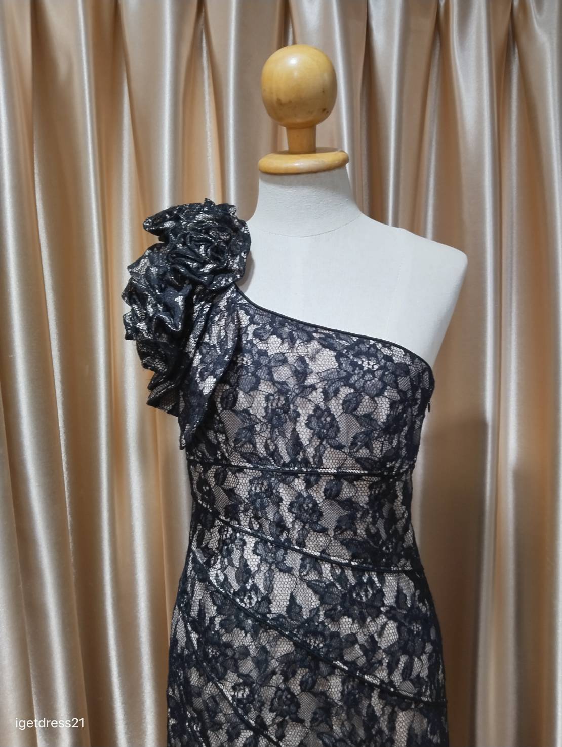 (PRE-LOVED) ชุดราตรียาวบ่าเฉียงลูกไม้ดำแต่งดอกไม้ใหญ่ที่ไหล่ S