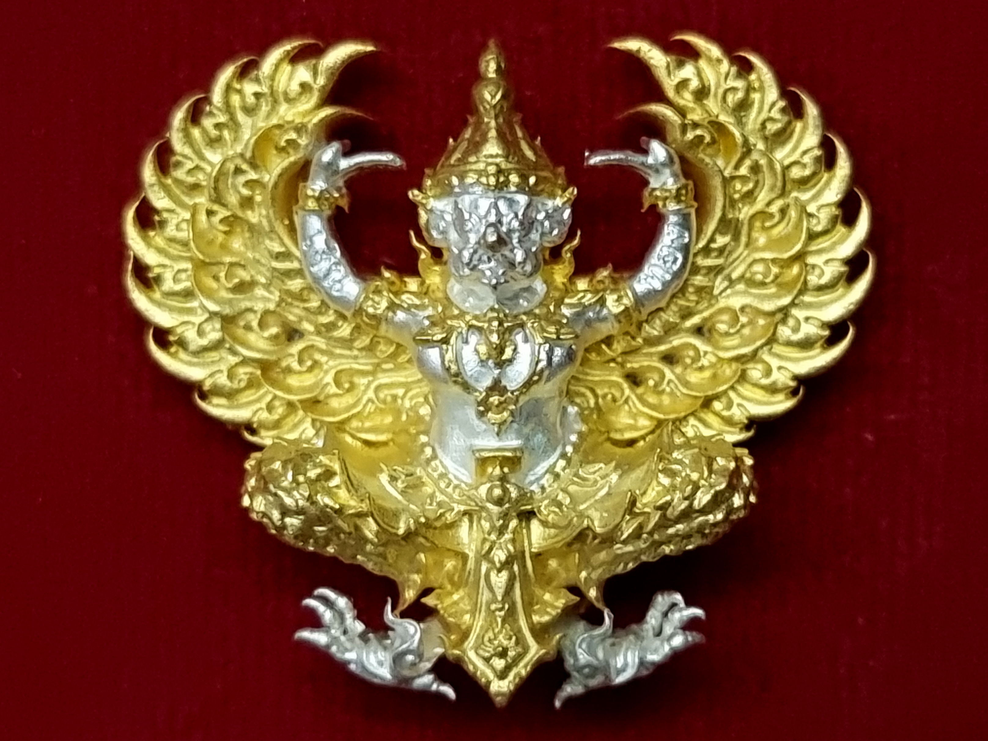 พญาครุฑ รุ่นรวยหมื่นล้าน หลวงพ่อพัฒน์ วัดห้วยด้วน นครสวรรค์ พิมพ์เล็ก (ขนาด 3x2.5 ซม.) เนื้อทอง 2k ปี ๒๕๖๓ โค๊ดเลข ๒๙๖ กล่องเดิม