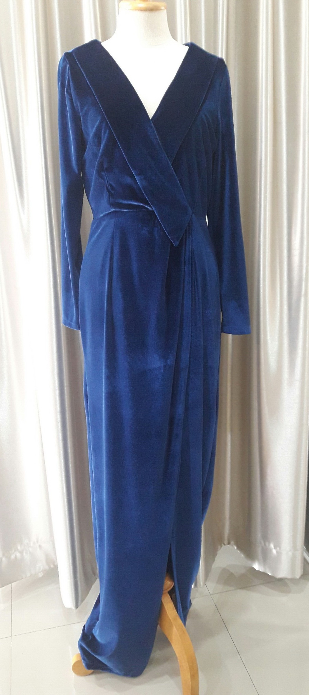 ชุดราตรียาวสีน้ำเงินเเขนยาวกระโปรงผ่าหน้าผ้ากำมะหยี่ (Size : S)