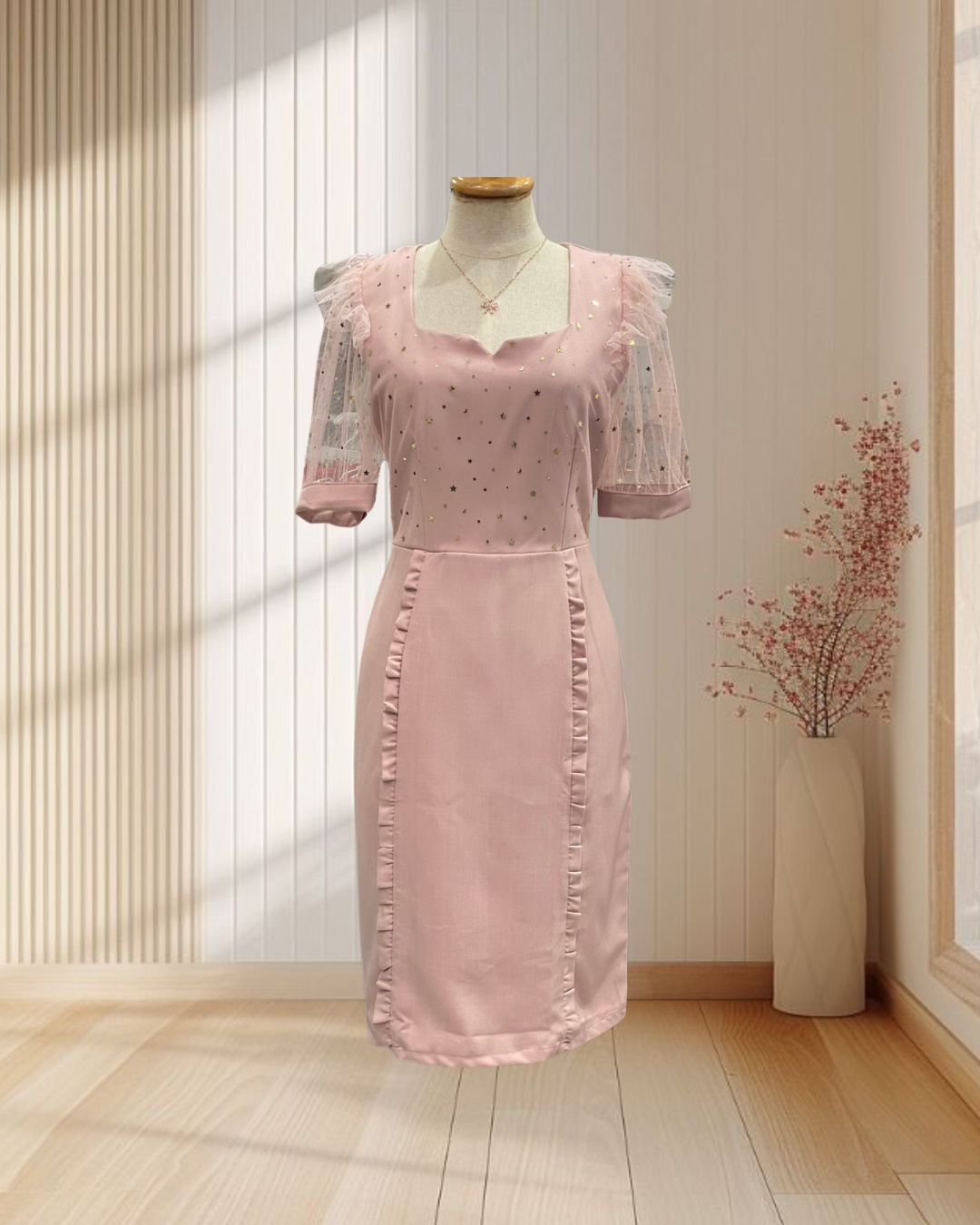 ราตรีสั้นสีชมพู แขนผ้ามุ้ง ระบายไหล่ แต่งกลิตเตอร์ดาว พระจันทร์ ไซส์ L