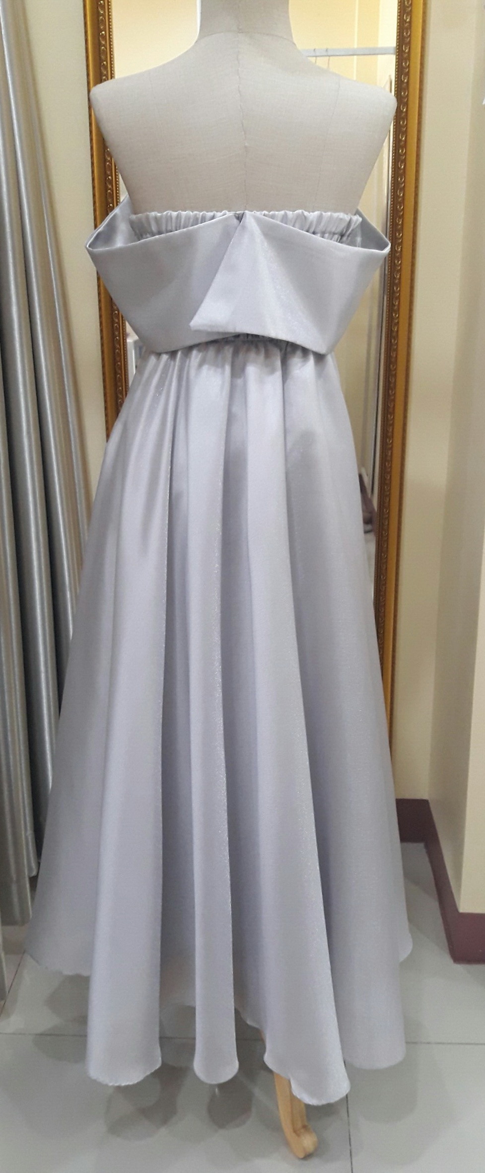 (PRE-LOVED) ชุดราตรียาวสีเทาปาดไหล่ผ้าแก้ว(ฟรีไซส์)