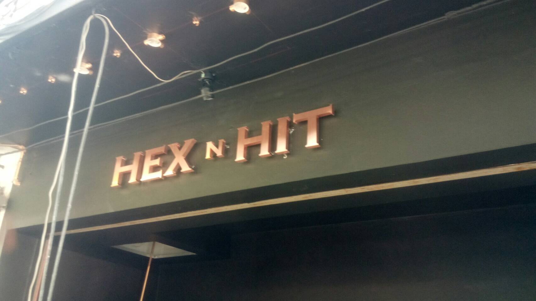 ตัวอักษรสแตนเลสหน้าทองแดง - ร้าน Hex n Hit วงเวียนใหญ่