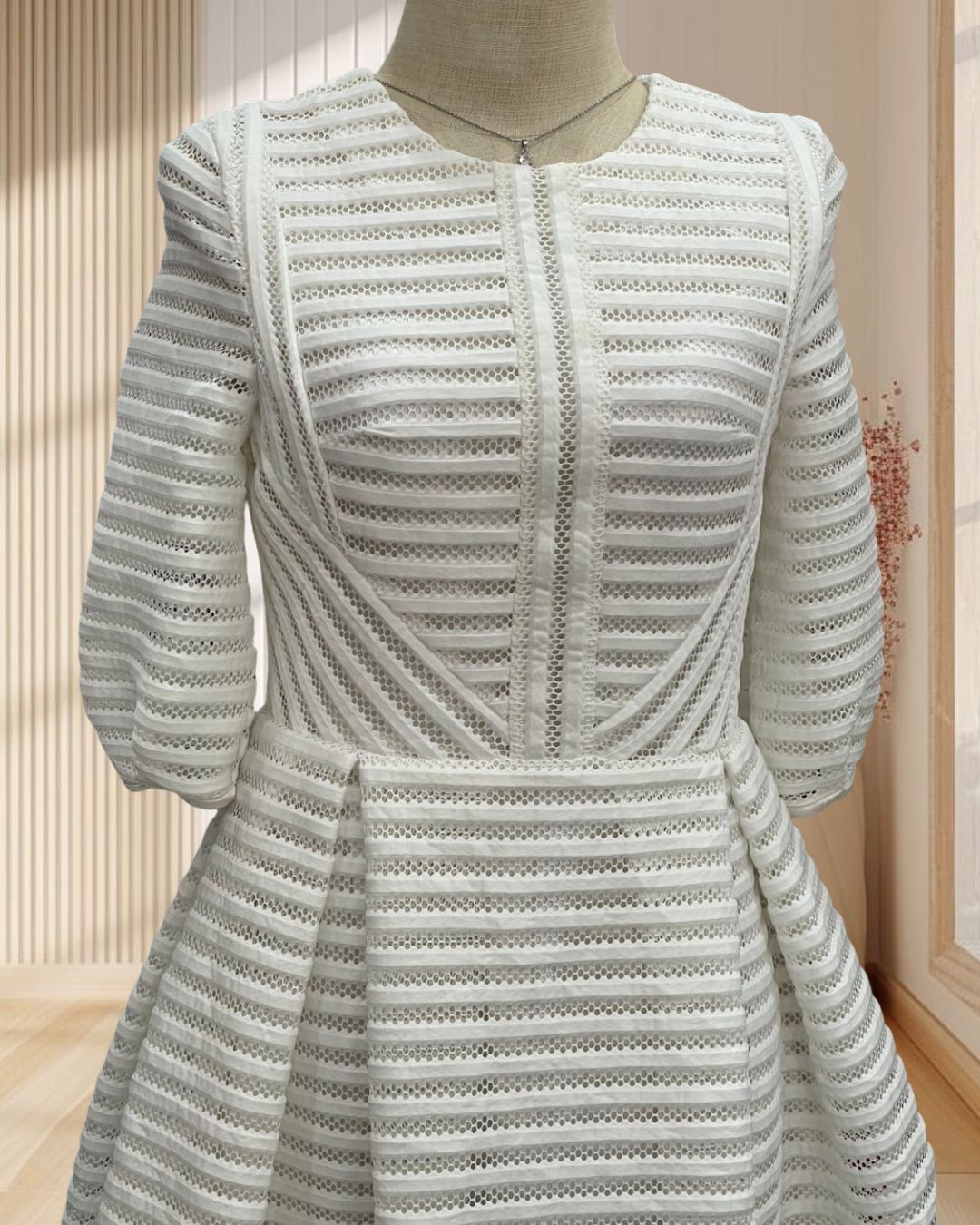 (PRE-LOVED) เดรสสั้นสีขาว แขนยาว กระโปรงบาน ผ้าตาข่าย ไซส์ M