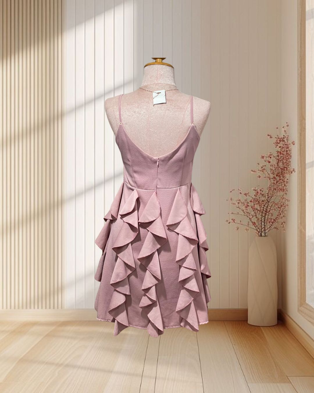 (PRE-LOVED) ราตรีสั้นสีชมพู สายเดี่ยวแต่งระบายด้านหลัง ไซส์ M