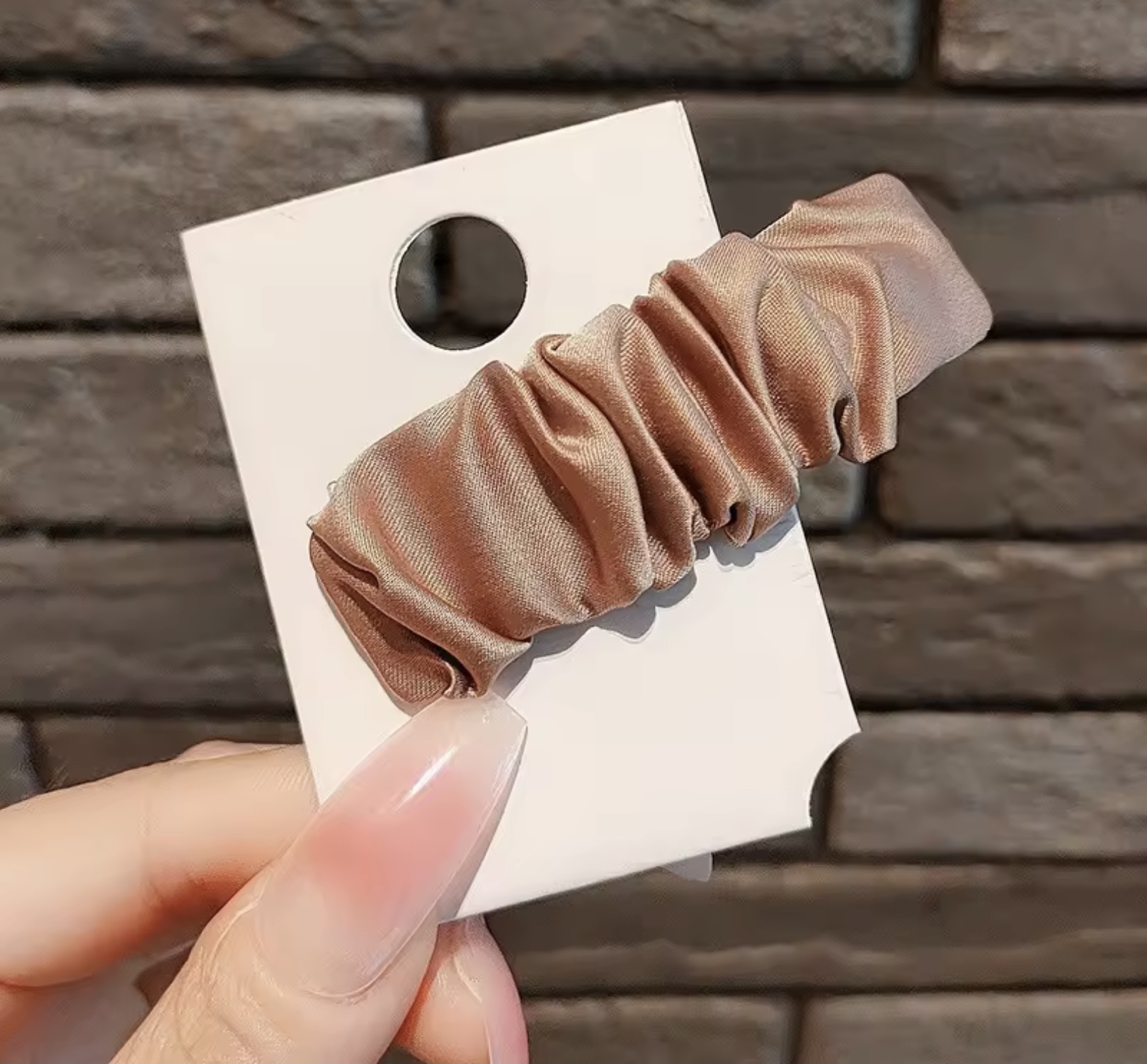 กิ๊ฟติดผมผ้าซาตินลอนหยัก 4ชิ้นสี่สี ราคา 22