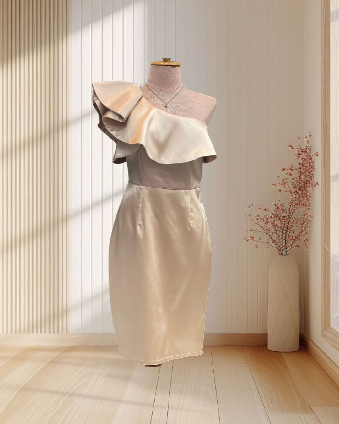 (PRE-LOVED) ราตรีสั้นสีนู้ดบ่าเฉียงระบายกระโปรงทรงสอบ ไซส์ M