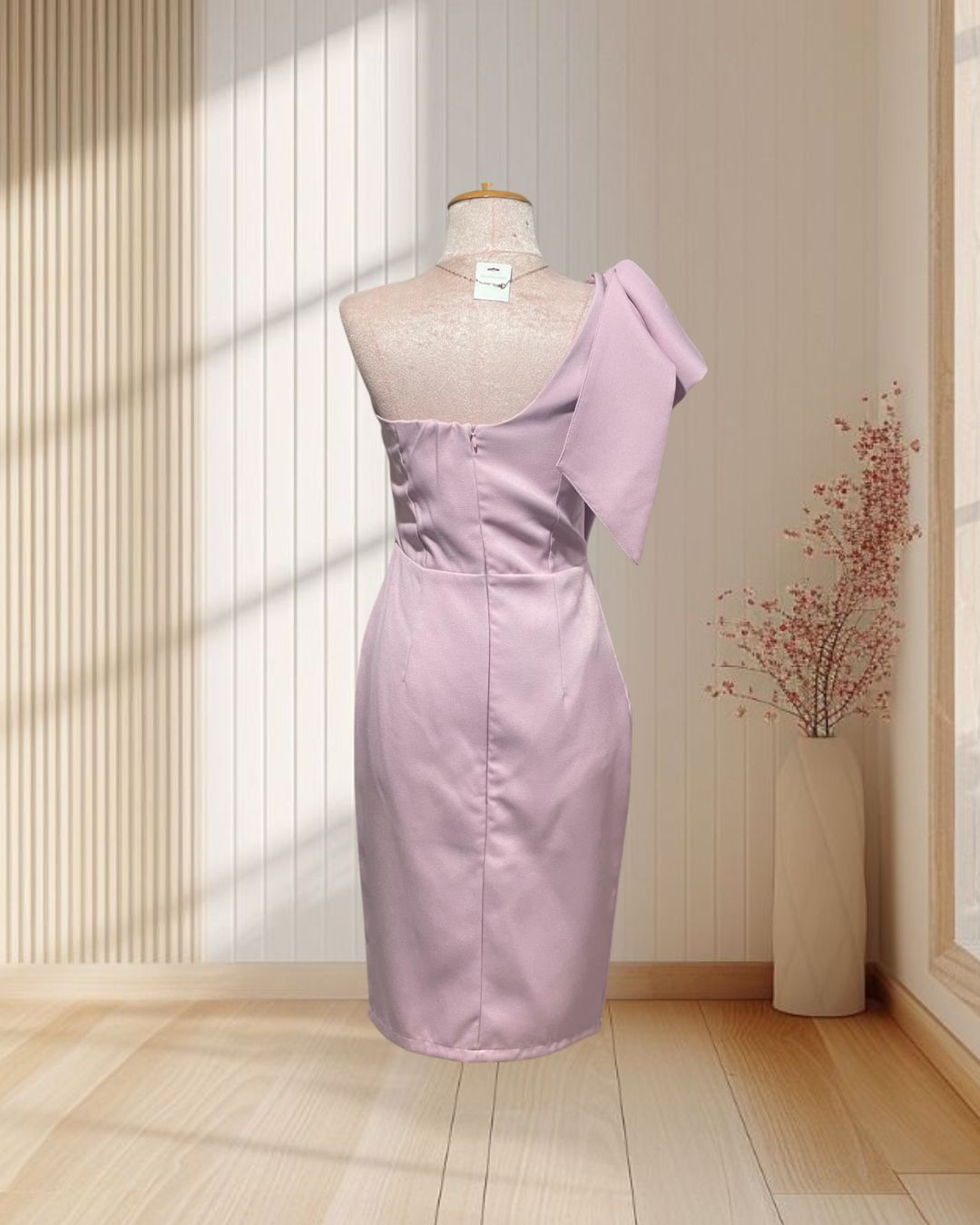 (PRE-LOVED) ราตรีสั้นสีชมพู บ่าเฉียง ไหล่โบว์ ผ้ามอสเครปหนา ไซส์ S