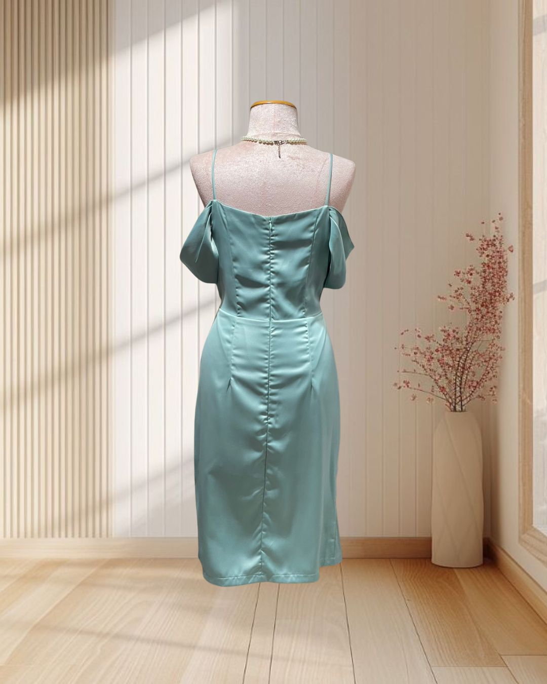 (PRE-LOVED) ราตรีสั้นสีเขียว สายเดี่ยว คอถ่วง ปิดแขน ไซส์ XL