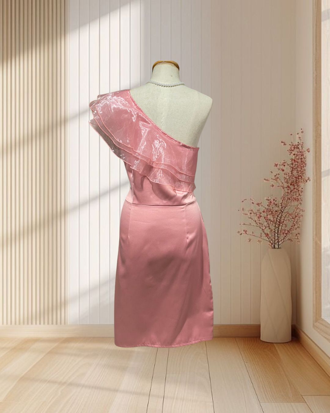 ราตรีสั้นสีชมพูบาร์บี้ บ่าเฉียงระบายผ้าแก้ว ไซส์ L