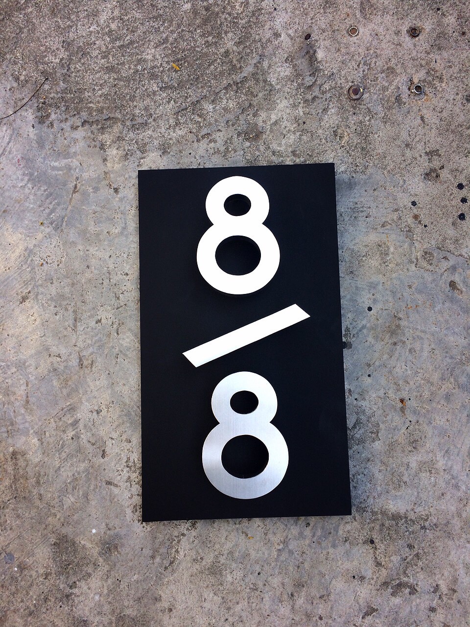 ป้ายตัวอักษรสแตนเลส ติดบนฐานสีดำด้าน