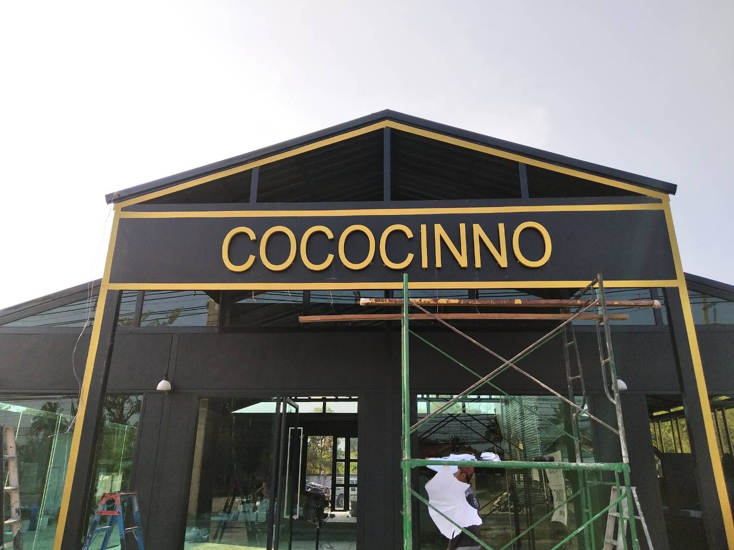 ป้ายอักษรโลหะซิงค์สีทอง ติดไฟออกหลัง แสง warm light #COCOCINNO
