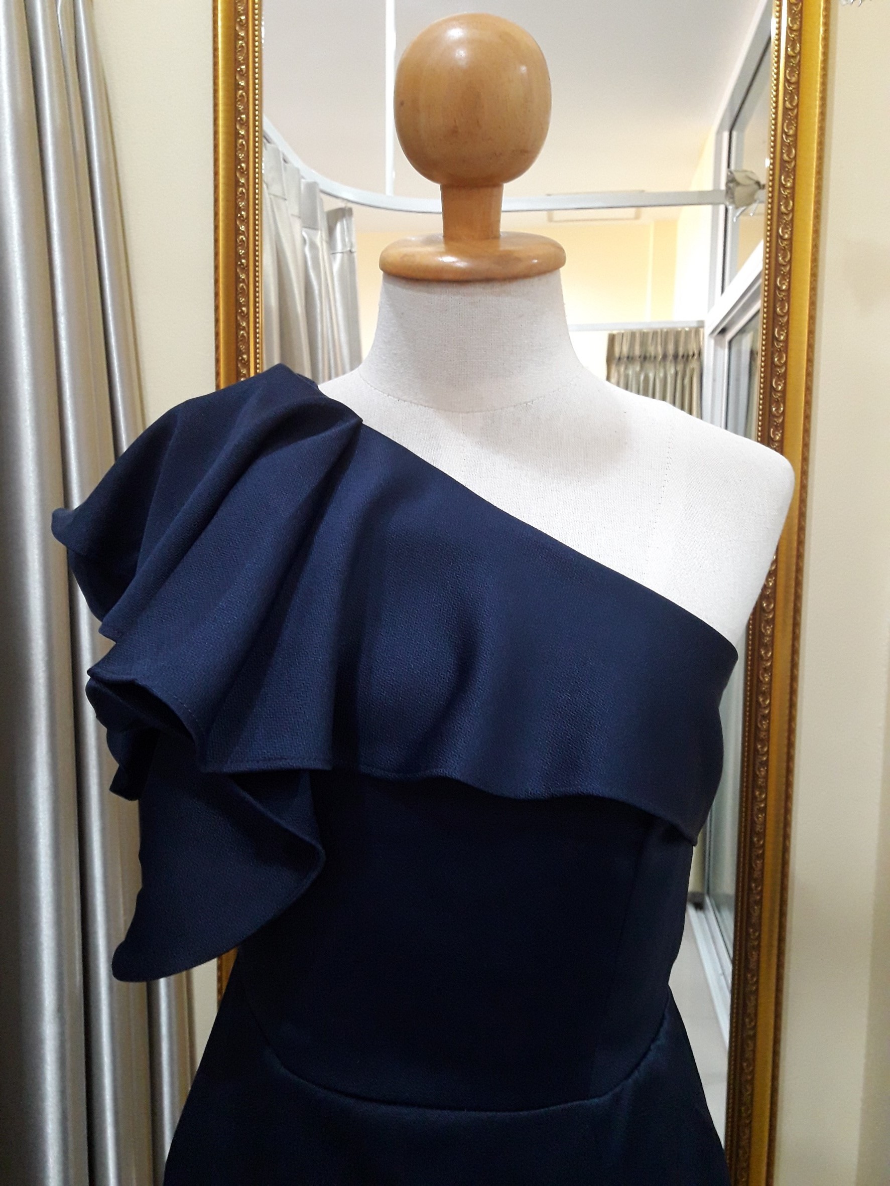 (PRE-LOVED) ชุดราตรียาวสีกรมไหล่ระบาย(S)