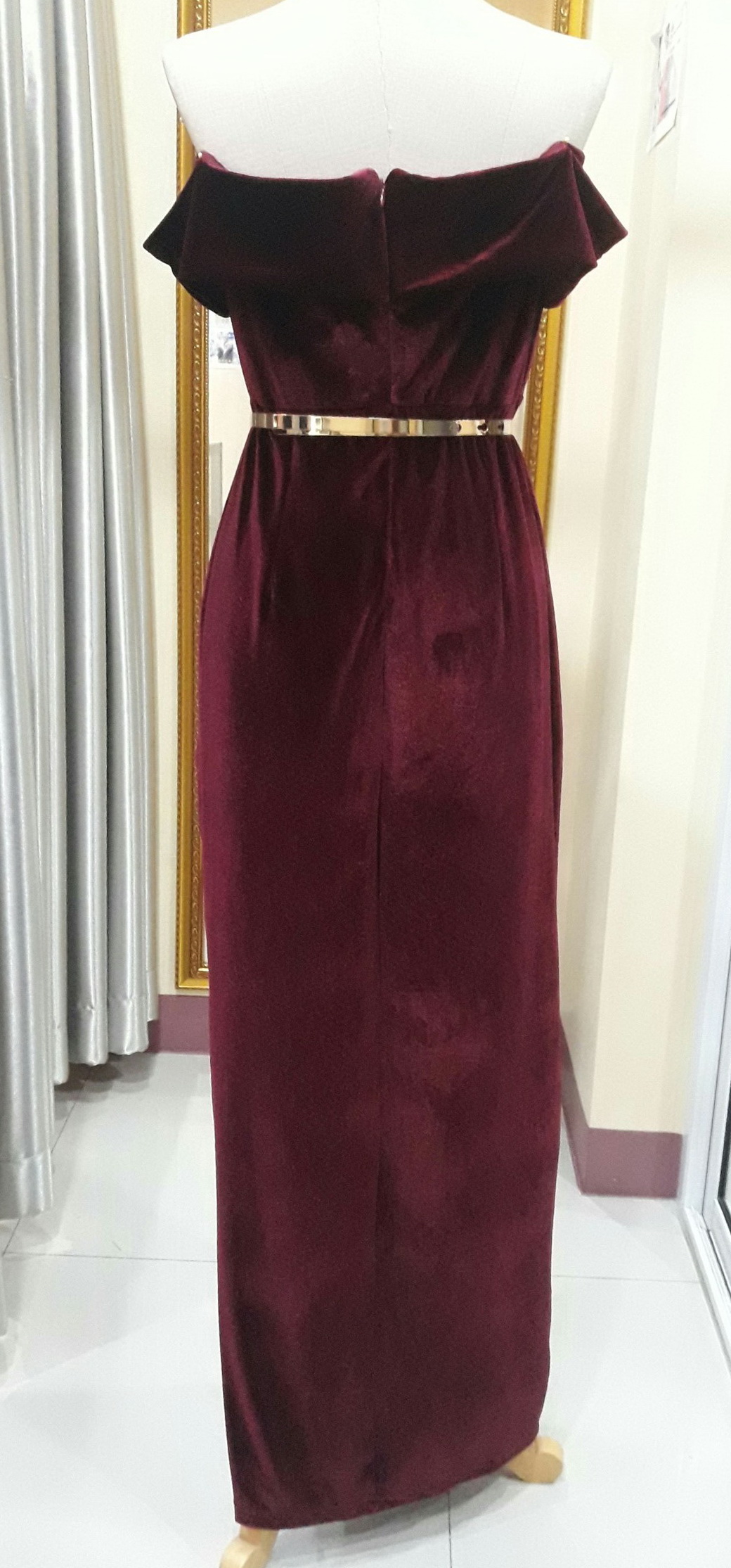 (PRE-LOVED) ชุดราตรียาวสีเเดงปาดไหล่ผ้ากำมะหยี่ (L)