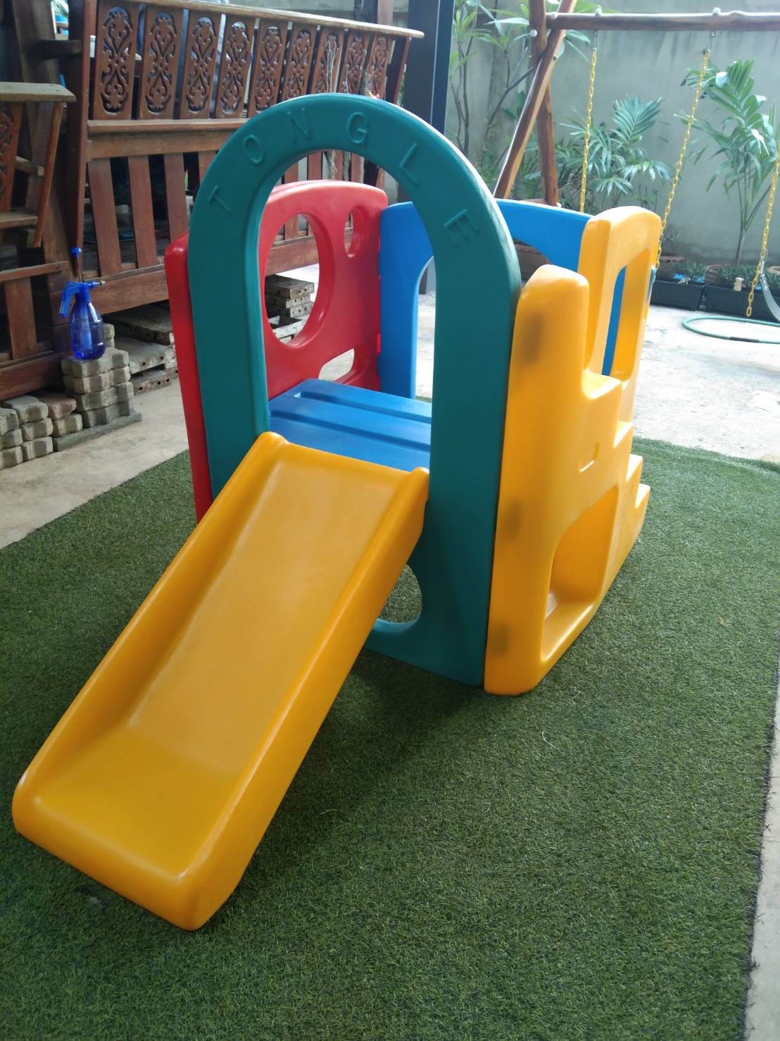 ปีนป่ายสไลด์หลากสี