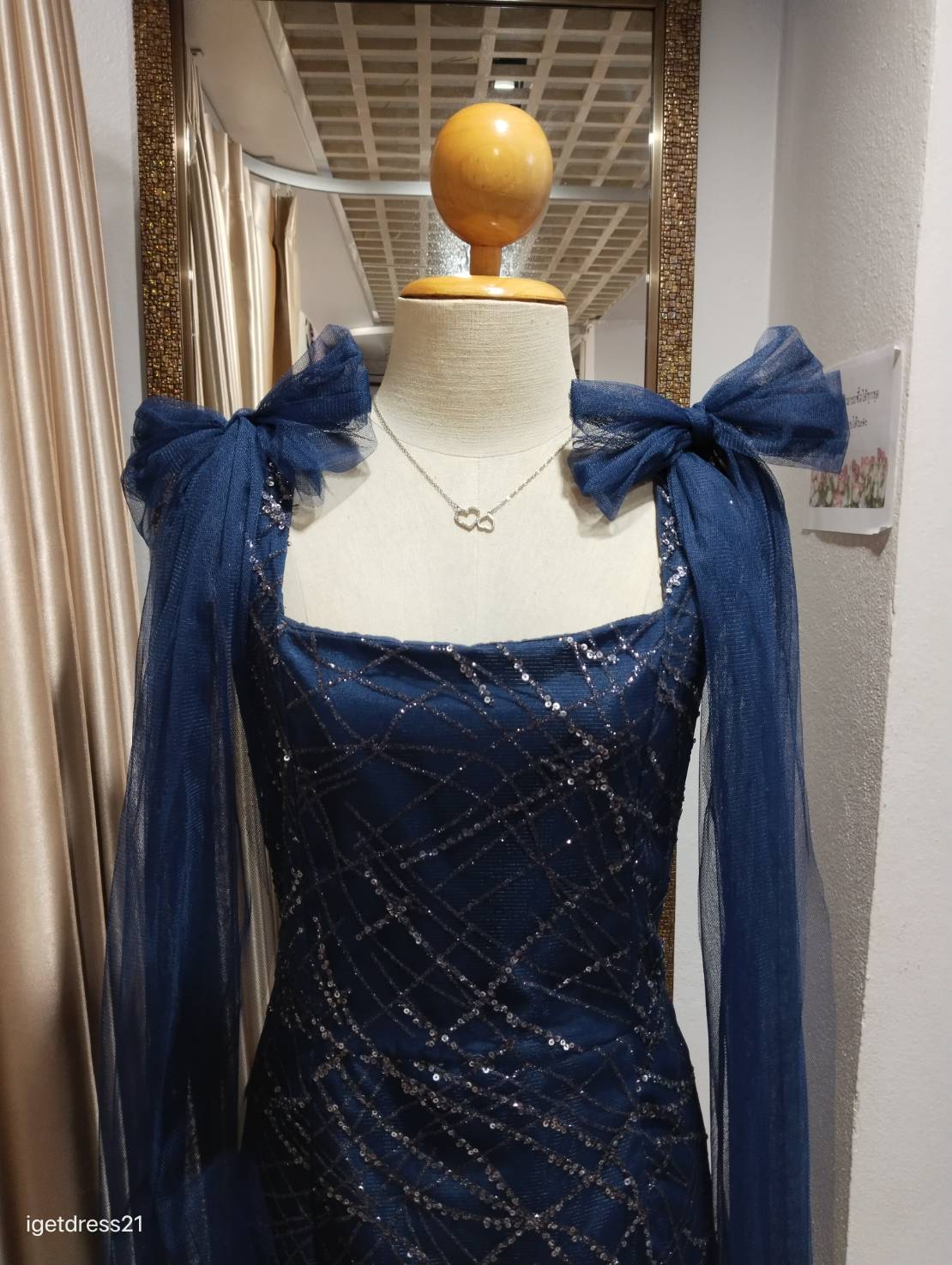 (PRE-LOVED) ราตรีสั้นสีกรมแขนกุดแต่งผ้ามุ้งไหล่กลิตเตอร์ L